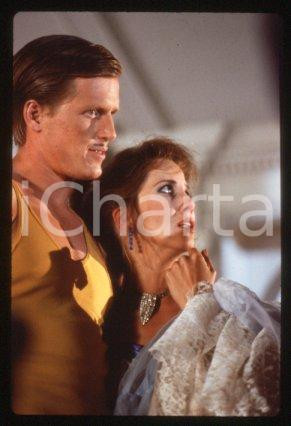 35mm vintage slide* 1989 CINEMA - "THE VINEYARD", James HONG, Michael WONG (5)  Diapositiva d'epoca, in formato 35 mm.CONDIZIONI: GOODE' severamente vietata la riproduzione. Tutti i diritti sono riservati.Nella diapositiva ICharta mette in vendita, sul negozio eBay e in esclusiva sul sito "icharta" il proprio archivio composto da numerose diapositive e negativi fotografici d'epoca, tutti originali e autentici, che attraversano la storia del costume italiano tra gli la fine degli anni Sessanta e Novanta.Si tratta di uno sguardo inedito sull'attualit&agrave;, la politica, la vita quotidiana, il gossip e la cultura, che fotografa il cambiamento della nazione in quest'ultimo scorcio del XX secolo. Un'occasione unica per il mercato del collezionismo, che vede finalmente disponibile un archivio eccezionale per vastit&agrave;, tematiche e condizioni, in un settore (il negativo fotografico e la diapositiva) di assoluta novit&agrave; e dalle interessanti prospettive di investimento. GOOD/buono   originale e autentica 1