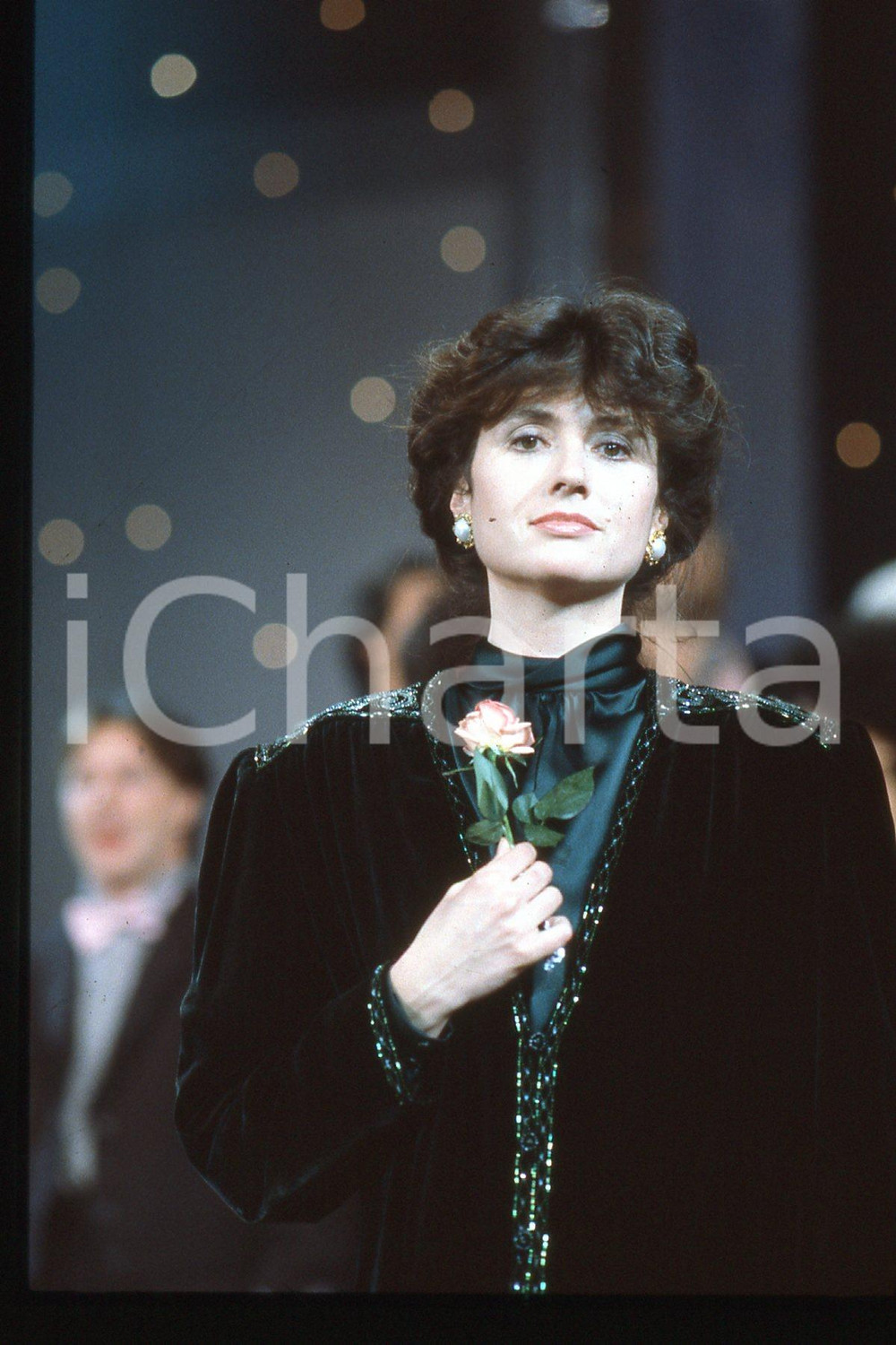 35mm vintage slide* 1985 ca ITALIA - MUSICA, Gigliola CINQUETTI Ritratto (195)  Diapositiva d'epoca, in formato 35 mm.CONDIZIONI: GOODE' severamente vietata la riproduzione. Tutti i diritti sono riservati.Nella diapositiva ICharta mette in vendita, sul negozio eBay e in esclusiva sul sito "icharta" il proprio archivio composto da numerose diapositive e negativi fotografici d'epoca, tutti originali e autentici, che attraversano la storia del costume italiano tra gli la fine degli anni Sessanta e Novanta.Si tratta di uno sguardo inedito sull'attualit&agrave;, la politica, la vita quotidiana, il gossip e la cultura, che fotografa il cambiamento della nazione in quest'ultimo scorcio del XX secolo. Un'occasione unica per il mercato del collezionismo, che vede finalmente disponibile un archivio eccezionale per vastit&agrave;, tematiche e condizioni, in un settore (il negativo fotografico e la diapositiva) di assoluta novit&agrave; e dalle interessanti prospettive di investimento. GOOD/buono   originale e autentica 1