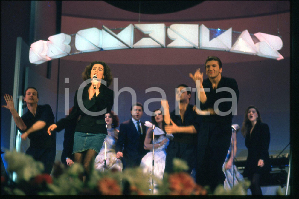 35mm vintage slide* 1985 ca ITALIA - MUSICA, Gigliola CINQUETTI Ritratto (197)  Diapositiva d'epoca, in formato 35 mm.CONDIZIONI: GOODE' severamente vietata la riproduzione. Tutti i diritti sono riservati.Nella diapositiva ICharta mette in vendita, sul negozio eBay e in esclusiva sul sito "icharta" il proprio archivio composto da numerose diapositive e negativi fotografici d'epoca, tutti originali e autentici, che attraversano la storia del costume italiano tra gli la fine degli anni Sessanta e Novanta.Si tratta di uno sguardo inedito sull'attualit&agrave;, la politica, la vita quotidiana, il gossip e la cultura, che fotografa il cambiamento della nazione in quest'ultimo scorcio del XX secolo. Un'occasione unica per il mercato del collezionismo, che vede finalmente disponibile un archivio eccezionale per vastit&agrave;, tematiche e condizioni, in un settore (il negativo fotografico e la diapositiva) di assoluta novit&agrave; e dalle interessanti prospettive di investimento. GOOD/buono   originale e autentica 1