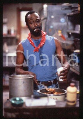 35mm vintage slide*1987 CINEMA "Bagdad Cafe" Marianne SAGEBRECHT, Cch POUNDER/25  Diapositiva d'epoca, in formato 35 mm.CONDIZIONI: GOODE' severamente vietata la riproduzione. Tutti i diritti sono riservati.Nella diapositiva ICharta mette in vendita, sul negozio eBay e in esclusiva sul sito "icharta" il proprio archivio composto da numerose diapositive e negativi fotografici d'epoca, tutti originali e autentici, che attraversano la storia del costume italiano tra gli la fine degli anni Sessanta e Novanta.Si tratta di uno sguardo inedito sull'attualit&agrave;, la politica, la vita quotidiana, il gossip e la cultura, che fotografa il cambiamento della nazione in quest'ultimo scorcio del XX secolo. Un'occasione unica per il mercato del collezionismo, che vede finalmente disponibile un archivio eccezionale per vastit&agrave;, tematiche e condizioni, in un settore (il negativo fotografico e la diapositiva) di assoluta novit&agrave; e dalle interessanti prospettive di investimento. GOOD/buono   originale e autentica 1