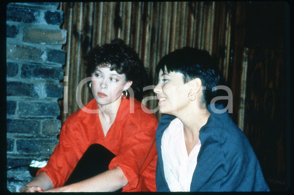 35mm vintage slide* 1989 CINEMA "Hellgate" - Ron PALILLO, Abigail WOLCOTT (15)  Diapositiva d'epoca, in formato 35 mm.CONDIZIONI: GOODE' severamente vietata la riproduzione. Tutti i diritti sono riservati.Nella diapositiva ICharta mette in vendita, sul negozio eBay e in esclusiva sul sito "icharta" il proprio archivio composto da numerose diapositive e negativi fotografici d'epoca, tutti originali e autentici, che attraversano la storia del costume italiano tra gli la fine degli anni Sessanta e Novanta.Si tratta di uno sguardo inedito sull'attualit&agrave;, la politica, la vita quotidiana, il gossip e la cultura, che fotografa il cambiamento della nazione in quest'ultimo scorcio del XX secolo. Un'occasione unica per il mercato del collezionismo, che vede finalmente disponibile un archivio eccezionale per vastit&agrave;, tematiche e condizioni, in un settore (il negativo fotografico e la diapositiva) di assoluta novit&agrave; e dalle interessanti prospettive di investimento. GOOD/buono   originale e autentica 1