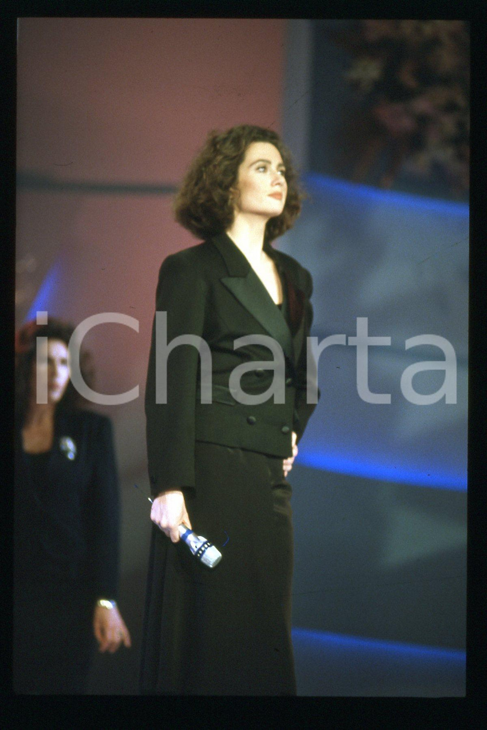 35mm vintage slide* 1985 ca ITALIA - MUSICA, Gigliola CINQUETTI Ritratto (186)  Diapositiva d'epoca, in formato 35 mm.CONDIZIONI: GOODE' severamente vietata la riproduzione. Tutti i diritti sono riservati.Nella diapositiva ICharta mette in vendita, sul negozio eBay e in esclusiva sul sito "icharta" il proprio archivio composto da numerose diapositive e negativi fotografici d'epoca, tutti originali e autentici, che attraversano la storia del costume italiano tra gli la fine degli anni Sessanta e Novanta.Si tratta di uno sguardo inedito sull'attualit&agrave;, la politica, la vita quotidiana, il gossip e la cultura, che fotografa il cambiamento della nazione in quest'ultimo scorcio del XX secolo. Un'occasione unica per il mercato del collezionismo, che vede finalmente disponibile un archivio eccezionale per vastit&agrave;, tematiche e condizioni, in un settore (il negativo fotografico e la diapositiva) di assoluta novit&agrave; e dalle interessanti prospettive di investimento. GOOD/buono   originale e autentica 1