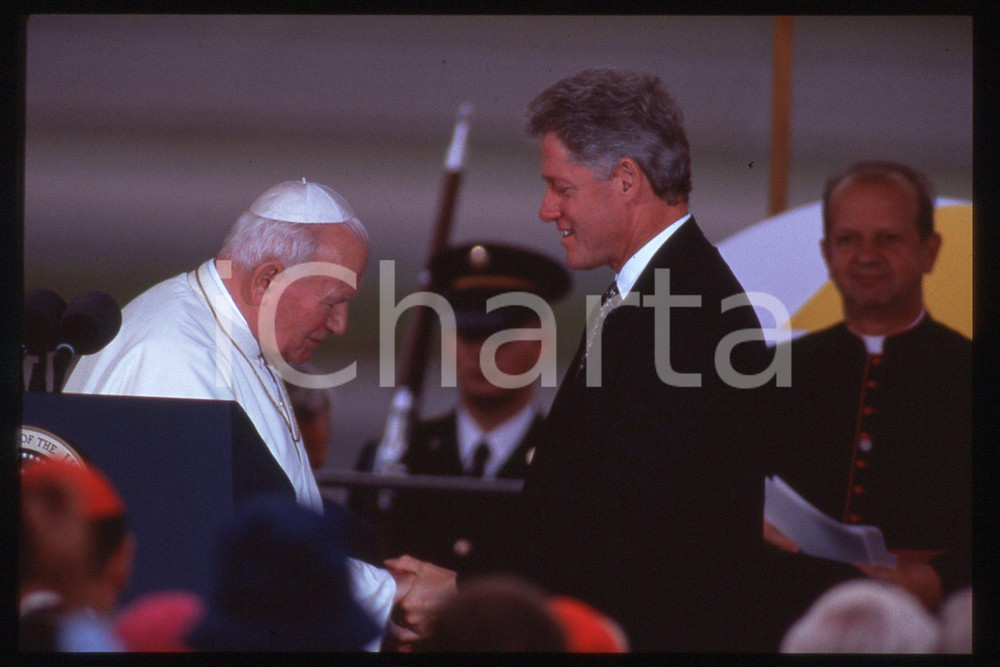 35mm vintage slide*1995 USA - NEWARK Bill CLINTON Giovanni Paolo II  Diapositiva d'epoca, in formato 35 mm.CONDIZIONI: GOODE' severamente vietata la riproduzione. Tutti i diritti sono riservati.Nella diapositiva ICharta mette in vendita, sul negozio eBay e in esclusiva sul sito "icharta" il proprio archivio composto da numerose diapositive e negativi fotografici d'epoca, tutti originali e autentici, che attraversano la storia del costume italiano tra gli la fine degli anni Sessanta e Novanta.Si tratta di uno sguardo inedito sull'attualit&agrave;, la politica, la vita quotidiana, il gossip e la cultura, che fotografa il cambiamento della nazione in quest'ultimo scorcio del XX secolo. Un'occasione unica per il mercato del collezionismo, che vede finalmente disponibile un archivio eccezionale per vastit&agrave;, tematiche e condizioni, in un settore (il negativo fotografico e la diapositiva) di assoluta novit&agrave; e dalle interessanti prospettive di investimento.  FAIR/discreto   originale e autentica 1