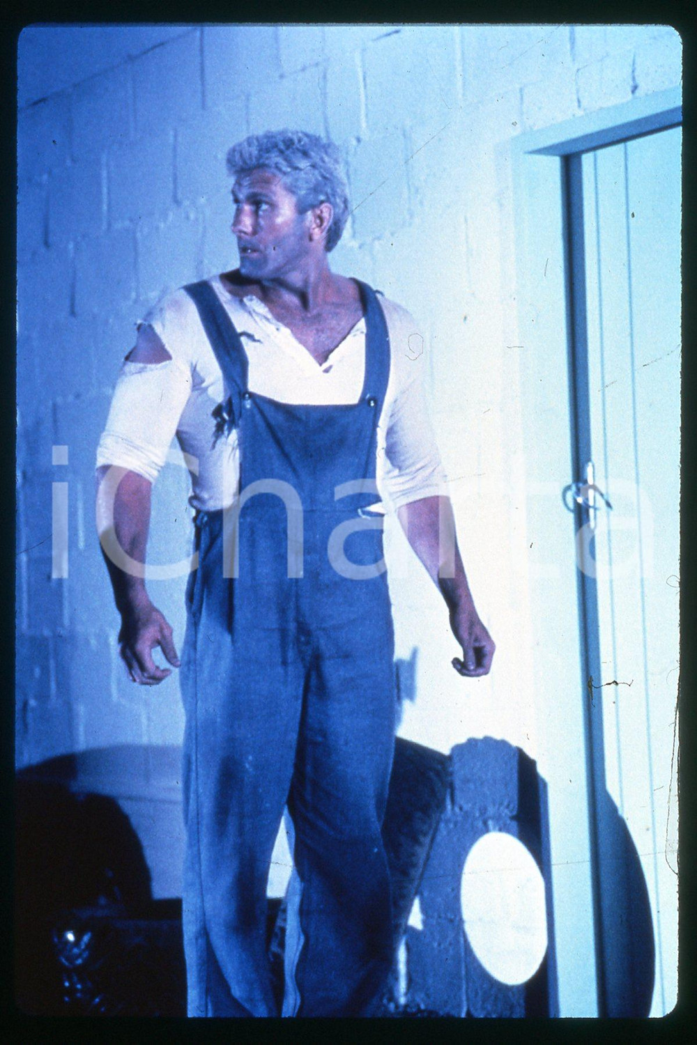 35mm vintage slide* 1989 CINEMA "Hellgate" - Ron PALILLO, Abigail WOLCOTT (11)  Diapositiva d'epoca, in formato 35 mm.CONDIZIONI: GOODE' severamente vietata la riproduzione. Tutti i diritti sono riservati.Nella diapositiva ICharta mette in vendita, sul negozio eBay e in esclusiva sul sito "icharta" il proprio archivio composto da numerose diapositive e negativi fotografici d'epoca, tutti originali e autentici, che attraversano la storia del costume italiano tra gli la fine degli anni Sessanta e Novanta.Si tratta di uno sguardo inedito sull'attualit&agrave;, la politica, la vita quotidiana, il gossip e la cultura, che fotografa il cambiamento della nazione in quest'ultimo scorcio del XX secolo. Un'occasione unica per il mercato del collezionismo, che vede finalmente disponibile un archivio eccezionale per vastit&agrave;, tematiche e condizioni, in un settore (il negativo fotografico e la diapositiva) di assoluta novit&agrave; e dalle interessanti prospettive di investimento. GOOD/buono   originale e autentica 1