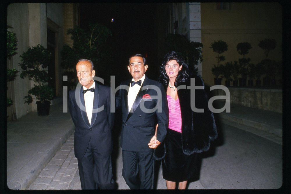 35mm vintage slide* 1987, CALIFORNIA, CINEMA, Desiree PRESLEY (2)  Diapositiva d'epoca, in formato 35 mm.CONDIZIONI: GOODE' severamente vietata la riproduzione. Tutti i diritti sono riservati.Nella diapositiva ICharta mette in vendita, sul negozio eBay e in esclusiva sul sito "icharta" il proprio archivio composto da numerose diapositive e negativi fotografici d'epoca, tutti originali e autentici, che attraversano la storia del costume italiano tra gli la fine degli anni Sessanta e Novanta.Si tratta di uno sguardo inedito sull'attualit&agrave;, la politica, la vita quotidiana, il gossip e la cultura, che fotografa il cambiamento della nazione in quest'ultimo scorcio del XX secolo. Un'occasione unica per il mercato del collezionismo, che vede finalmente disponibile un archivio eccezionale per vastit&agrave;, tematiche e condizioni, in un settore (il negativo fotografico e la diapositiva) di assoluta novit&agrave; e dalle interessanti prospettive di investimento. GOOD/buono   originale e autentica 1