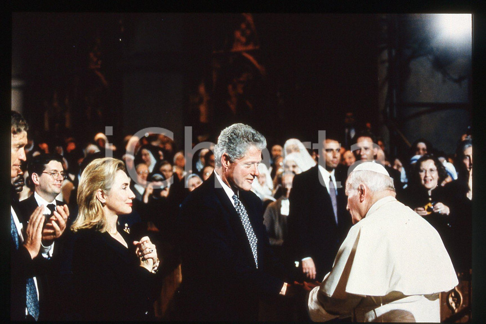35mm vintage slide* 1995 USA NEWARK Giovanni Paolo II - Bill and Hillary CLINTON  Diapositiva d'epoca, in formato 35 mm.CONDIZIONI: GOODE' severamente vietata la riproduzione. Tutti i diritti sono riservati.Nella diapositiva ICharta mette in vendita, sul negozio eBay e in esclusiva sul sito "icharta" il proprio archivio composto da numerose diapositive e negativi fotografici d'epoca, tutti originali e autentici, che attraversano la storia del costume italiano tra gli la fine degli anni Sessanta e Novanta.Si tratta di uno sguardo inedito sull'attualit&agrave;, la politica, la vita quotidiana, il gossip e la cultura, che fotografa il cambiamento della nazione in quest'ultimo scorcio del XX secolo. Un'occasione unica per il mercato del collezionismo, che vede finalmente disponibile un archivio eccezionale per vastit&agrave;, tematiche e condizioni, in un settore (il negativo fotografico e la diapositiva) di assoluta novit&agrave; e dalle interessanti prospettive di investimento.  FAIR/discreto   originale e autentica 1