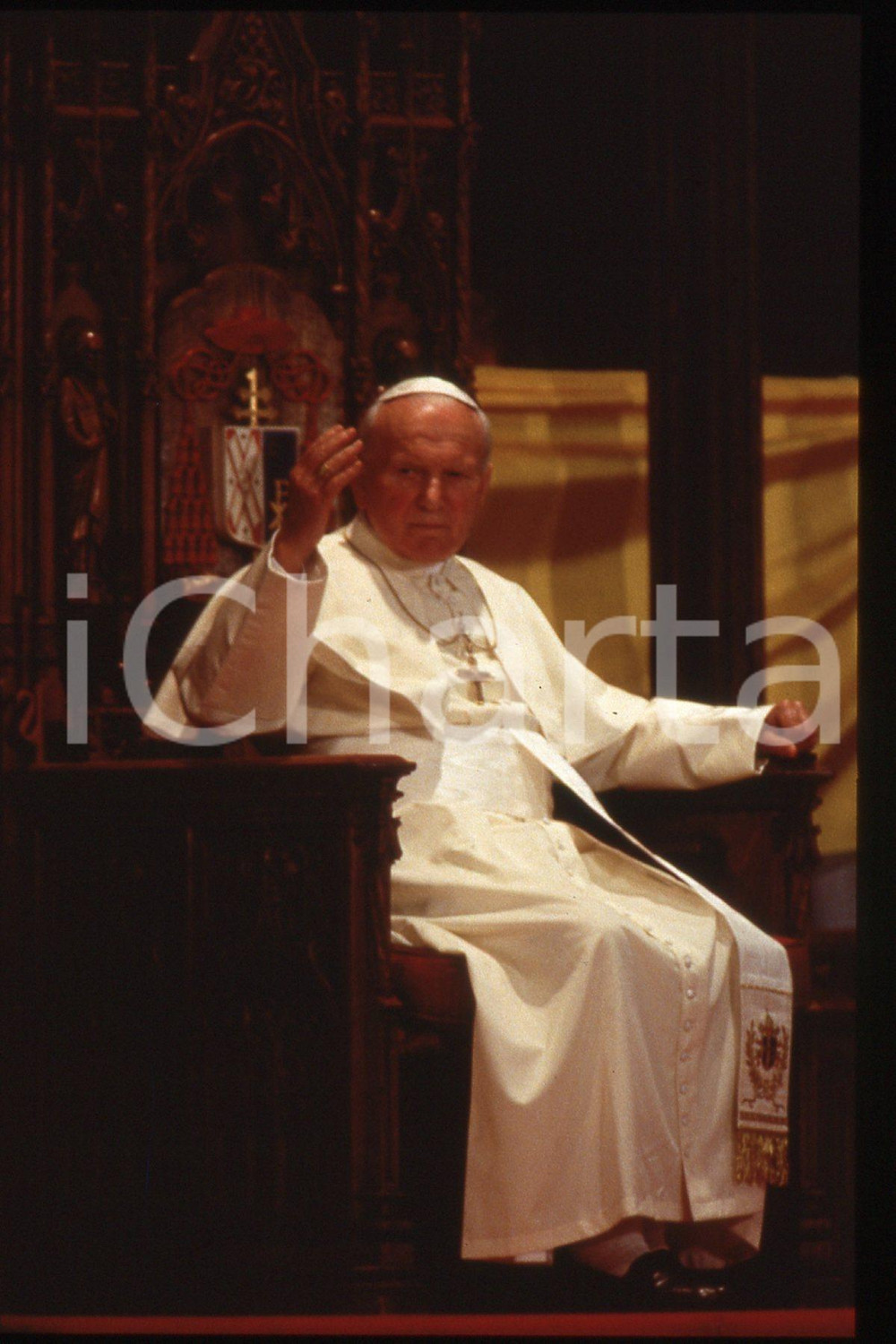 35mm vintage slide* 1995 NEW YORK St.Patrick's Cathedral - Giovanni Paolo II (1)  Diapositiva d'epoca, in formato 35 mm.CONDIZIONI: GOODE' severamente vietata la riproduzione. Tutti i diritti sono riservati.Nella diapositiva ICharta mette in vendita, sul negozio eBay e in esclusiva sul sito "icharta" il proprio archivio composto da numerose diapositive e negativi fotografici d'epoca, tutti originali e autentici, che attraversano la storia del costume italiano tra gli la fine degli anni Sessanta e Novanta.Si tratta di uno sguardo inedito sull'attualit&agrave;, la politica, la vita quotidiana, il gossip e la cultura, che fotografa il cambiamento della nazione in quest'ultimo scorcio del XX secolo. Un'occasione unica per il mercato del collezionismo, che vede finalmente disponibile un archivio eccezionale per vastit&agrave;, tematiche e condizioni, in un settore (il negativo fotografico e la diapositiva) di assoluta novit&agrave; e dalle interessanti prospettive di investimento.  FAIR/discreto   originale e autentica 1