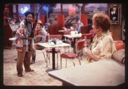 35mm vintage slide*1987 CINEMA "Bagdad Cafe" Marianne SAGEBRECHT, Cch POUNDER/55  Diapositiva d'epoca, in formato 35 mm.CONDIZIONI: GOODE' severamente vietata la riproduzione. Tutti i diritti sono riservati.Nella diapositiva ICharta mette in vendita, sul negozio eBay e in esclusiva sul sito "icharta" il proprio archivio composto da numerose diapositive e negativi fotografici d'epoca, tutti originali e autentici, che attraversano la storia del costume italiano tra gli la fine degli anni Sessanta e Novanta.Si tratta di uno sguardo inedito sull'attualit&agrave;, la politica, la vita quotidiana, il gossip e la cultura, che fotografa il cambiamento della nazione in quest'ultimo scorcio del XX secolo. Un'occasione unica per il mercato del collezionismo, che vede finalmente disponibile un archivio eccezionale per vastit&agrave;, tematiche e condizioni, in un settore (il negativo fotografico e la diapositiva) di assoluta novit&agrave; e dalle interessanti prospettive di investimento. GOOD/buono   originale e autentica 1