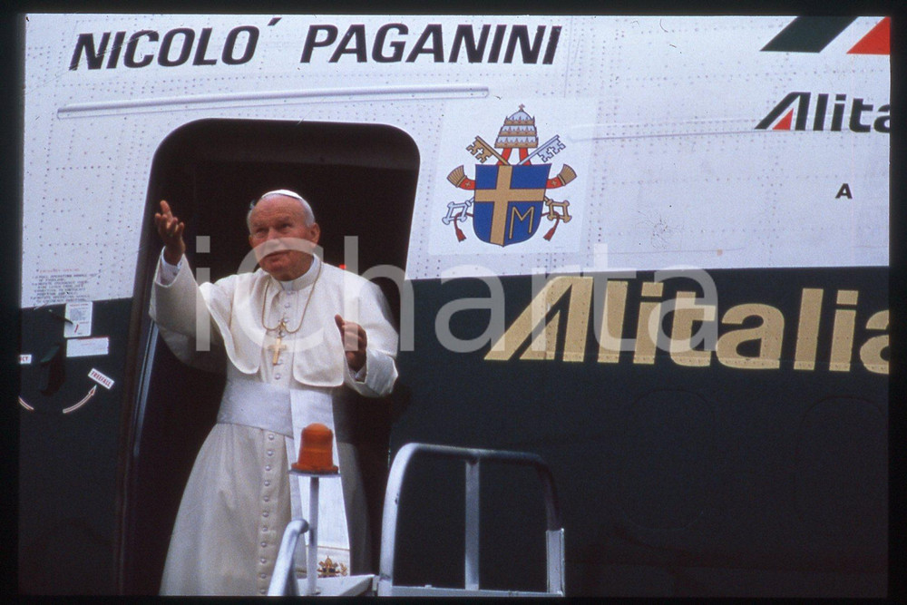 35mm vintage slide*1995 USA Giovanni Paolo II arriving in NEWARK  Diapositiva d'epoca, in formato 35 mm.CONDIZIONI: GOODE' severamente vietata la riproduzione. Tutti i diritti sono riservati.Nella diapositiva ICharta mette in vendita, sul negozio eBay e in esclusiva sul sito "icharta" il proprio archivio composto da numerose diapositive e negativi fotografici d'epoca, tutti originali e autentici, che attraversano la storia del costume italiano tra gli la fine degli anni Sessanta e Novanta.Si tratta di uno sguardo inedito sull'attualit&agrave;, la politica, la vita quotidiana, il gossip e la cultura, che fotografa il cambiamento della nazione in quest'ultimo scorcio del XX secolo. Un'occasione unica per il mercato del collezionismo, che vede finalmente disponibile un archivio eccezionale per vastit&agrave;, tematiche e condizioni, in un settore (il negativo fotografico e la diapositiva) di assoluta novit&agrave; e dalle interessanti prospettive di investimento.  FAIR/discreto   originale e autentica 1