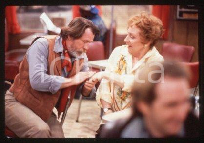 35mm vintage slide* 1987 CINEMA "Bagdad Cafe" Marianne SAGEBRECHT, Cch POUNDER/5  Diapositiva d'epoca, in formato 35 mm.CONDIZIONI: GOODE' severamente vietata la riproduzione. Tutti i diritti sono riservati.Nella diapositiva ICharta mette in vendita, sul negozio eBay e in esclusiva sul sito "icharta" il proprio archivio composto da numerose diapositive e negativi fotografici d'epoca, tutti originali e autentici, che attraversano la storia del costume italiano tra gli la fine degli anni Sessanta e Novanta.Si tratta di uno sguardo inedito sull'attualit&agrave;, la politica, la vita quotidiana, il gossip e la cultura, che fotografa il cambiamento della nazione in quest'ultimo scorcio del XX secolo. Un'occasione unica per il mercato del collezionismo, che vede finalmente disponibile un archivio eccezionale per vastit&agrave;, tematiche e condizioni, in un settore (il negativo fotografico e la diapositiva) di assoluta novit&agrave; e dalle interessanti prospettive di investimento. GOOD/buono   originale e autentica 1