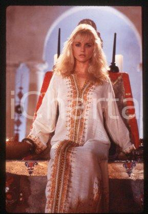 35mm vintage slide* 1989 CINEMA - "THE VINEYARD", James HONG, Michael WONG (4)  Diapositiva d'epoca, in formato 35 mm.CONDIZIONI: GOODE' severamente vietata la riproduzione. Tutti i diritti sono riservati.Nella diapositiva ICharta mette in vendita, sul negozio eBay e in esclusiva sul sito "icharta" il proprio archivio composto da numerose diapositive e negativi fotografici d'epoca, tutti originali e autentici, che attraversano la storia del costume italiano tra gli la fine degli anni Sessanta e Novanta.Si tratta di uno sguardo inedito sull'attualit&agrave;, la politica, la vita quotidiana, il gossip e la cultura, che fotografa il cambiamento della nazione in quest'ultimo scorcio del XX secolo. Un'occasione unica per il mercato del collezionismo, che vede finalmente disponibile un archivio eccezionale per vastit&agrave;, tematiche e condizioni, in un settore (il negativo fotografico e la diapositiva) di assoluta novit&agrave; e dalle interessanti prospettive di investimento. GOOD/buono   originale e autentica 1