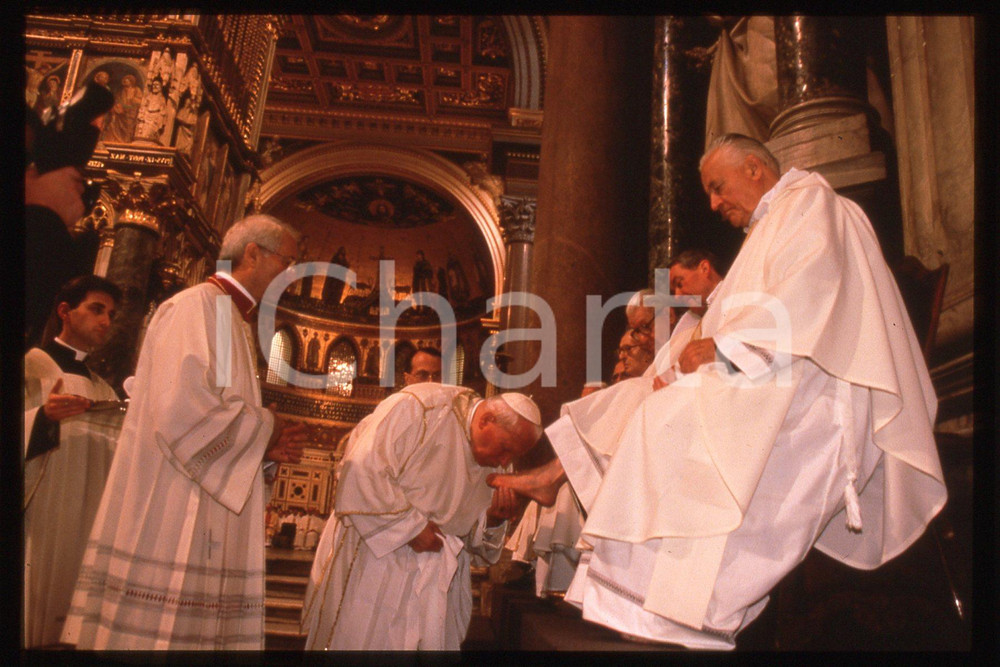 35mm vintage slide* 1998 VATICANO Giovedì Santo GIOVANNI PAOLO II  Diapositiva d'epoca, in formato 35 mm.CONDIZIONI: GOODE' severamente vietata la riproduzione. Tutti i diritti sono riservati.Nella diapositiva ICharta mette in vendita, sul negozio eBay e in esclusiva sul sito "icharta" il proprio archivio composto da numerose diapositive e negativi fotografici d'epoca, tutti originali e autentici, che attraversano la storia del costume italiano tra gli la fine degli anni Sessanta e Novanta.Si tratta di uno sguardo inedito sull'attualit&agrave;, la politica, la vita quotidiana, il gossip e la cultura, che fotografa il cambiamento della nazione in quest'ultimo scorcio del XX secolo. Un'occasione unica per il mercato del collezionismo, che vede finalmente disponibile un archivio eccezionale per vastit&agrave;, tematiche e condizioni, in un settore (il negativo fotografico e la diapositiva) di assoluta novit&agrave; e dalle interessanti prospettive di investimento.  FAIR/discreto   originale e autentica 1