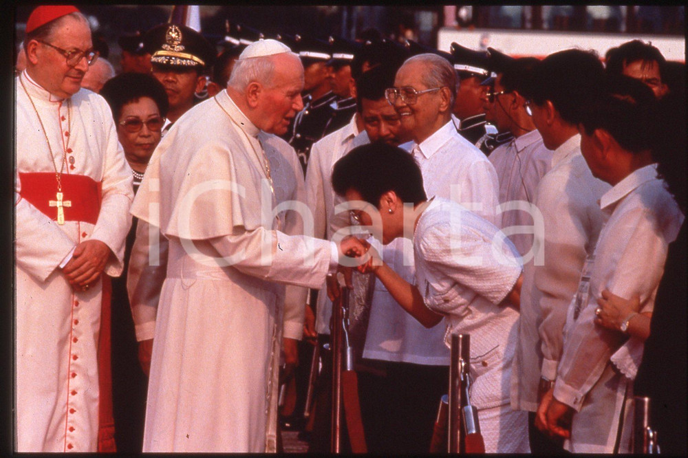 35mm vintage slide* 1995 PHILIPPINES Giovanni Paolo II and Cory AQUINO  Diapositiva d'epoca, in formato 35 mm.CONDIZIONI: GOODE' severamente vietata la riproduzione. Tutti i diritti sono riservati.Nella diapositiva ICharta mette in vendita, sul negozio eBay e in esclusiva sul sito "icharta" il proprio archivio composto da numerose diapositive e negativi fotografici d'epoca, tutti originali e autentici, che attraversano la storia del costume italiano tra gli la fine degli anni Sessanta e Novanta.Si tratta di uno sguardo inedito sull'attualit&agrave;, la politica, la vita quotidiana, il gossip e la cultura, che fotografa il cambiamento della nazione in quest'ultimo scorcio del XX secolo. Un'occasione unica per il mercato del collezionismo, che vede finalmente disponibile un archivio eccezionale per vastit&agrave;, tematiche e condizioni, in un settore (il negativo fotografico e la diapositiva) di assoluta novit&agrave; e dalle interessanti prospettive di investimento.  FAIR/discreto   originale e autentica 1