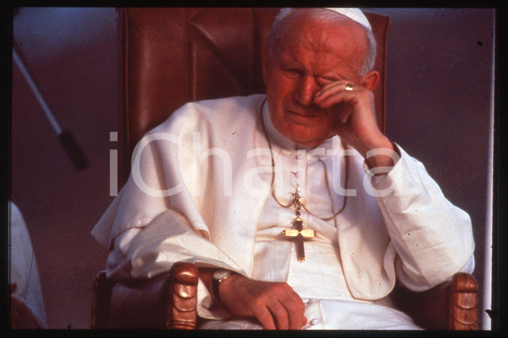 35mm vintage slide* 1995 PAPUA NEW GUINEA Pope GIOVANNI PAOLO II (3)  Diapositiva d'epoca, in formato 35 mm.CONDIZIONI: GOODE' severamente vietata la riproduzione. Tutti i diritti sono riservati.Nella diapositiva ICharta mette in vendita, sul negozio eBay e in esclusiva sul sito "icharta" il proprio archivio composto da numerose diapositive e negativi fotografici d'epoca, tutti originali e autentici, che attraversano la storia del costume italiano tra gli la fine degli anni Sessanta e Novanta.Si tratta di uno sguardo inedito sull'attualit&agrave;, la politica, la vita quotidiana, il gossip e la cultura, che fotografa il cambiamento della nazione in quest'ultimo scorcio del XX secolo. Un'occasione unica per il mercato del collezionismo, che vede finalmente disponibile un archivio eccezionale per vastit&agrave;, tematiche e condizioni, in un settore (il negativo fotografico e la diapositiva) di assoluta novit&agrave; e dalle interessanti prospettive di investimento.  FAIR/discreto   originale e autentica 1