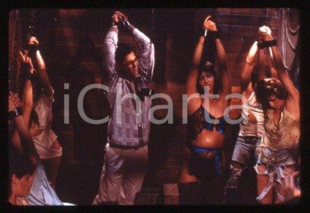 35mm vintage slide* 1989 CINEMA - "THE VINEYARD", James HONG, Michael WONG (20)  Diapositiva d'epoca, in formato 35 mm.CONDIZIONI: GOODE' severamente vietata la riproduzione. Tutti i diritti sono riservati.Nella diapositiva ICharta mette in vendita, sul negozio eBay e in esclusiva sul sito "icharta" il proprio archivio composto da numerose diapositive e negativi fotografici d'epoca, tutti originali e autentici, che attraversano la storia del costume italiano tra gli la fine degli anni Sessanta e Novanta.Si tratta di uno sguardo inedito sull'attualit&agrave;, la politica, la vita quotidiana, il gossip e la cultura, che fotografa il cambiamento della nazione in quest'ultimo scorcio del XX secolo. Un'occasione unica per il mercato del collezionismo, che vede finalmente disponibile un archivio eccezionale per vastit&agrave;, tematiche e condizioni, in un settore (il negativo fotografico e la diapositiva) di assoluta novit&agrave; e dalle interessanti prospettive di investimento. GOOD/buono   originale e autentica 1