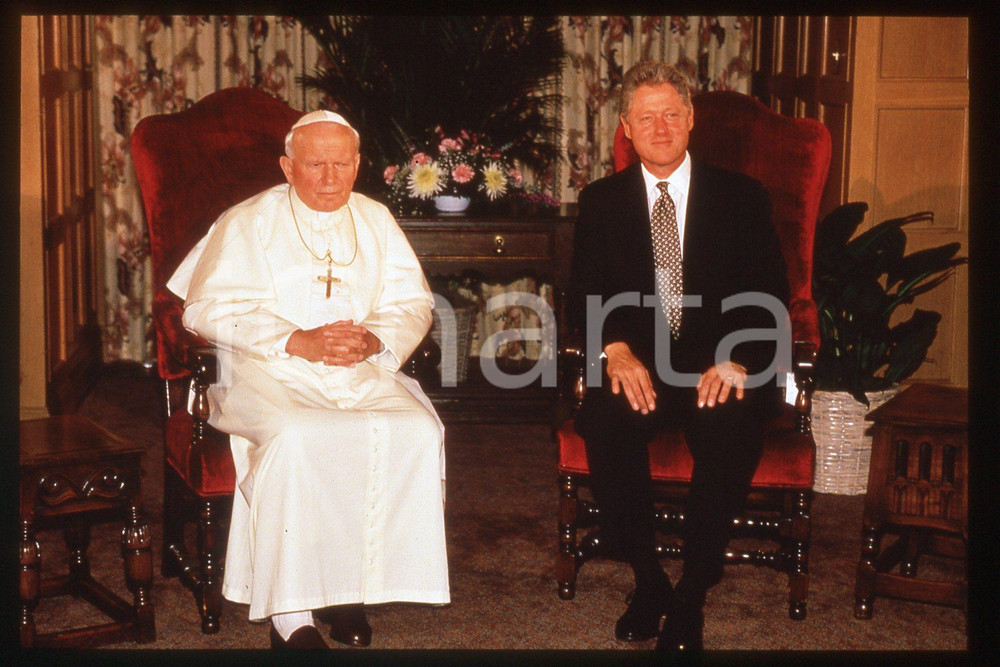 35mm vintage slide* 1995 USA Giovanni Paolo II with Bill CLINTON  Diapositiva d'epoca, in formato 35 mm.CONDIZIONI: GOODE' severamente vietata la riproduzione. Tutti i diritti sono riservati.Nella diapositiva ICharta mette in vendita, sul negozio eBay e in esclusiva sul sito "icharta" il proprio archivio composto da numerose diapositive e negativi fotografici d'epoca, tutti originali e autentici, che attraversano la storia del costume italiano tra gli la fine degli anni Sessanta e Novanta.Si tratta di uno sguardo inedito sull'attualit&agrave;, la politica, la vita quotidiana, il gossip e la cultura, che fotografa il cambiamento della nazione in quest'ultimo scorcio del XX secolo. Un'occasione unica per il mercato del collezionismo, che vede finalmente disponibile un archivio eccezionale per vastit&agrave;, tematiche e condizioni, in un settore (il negativo fotografico e la diapositiva) di assoluta novit&agrave; e dalle interessanti prospettive di investimento.  FAIR/discreto   originale e autentica 1