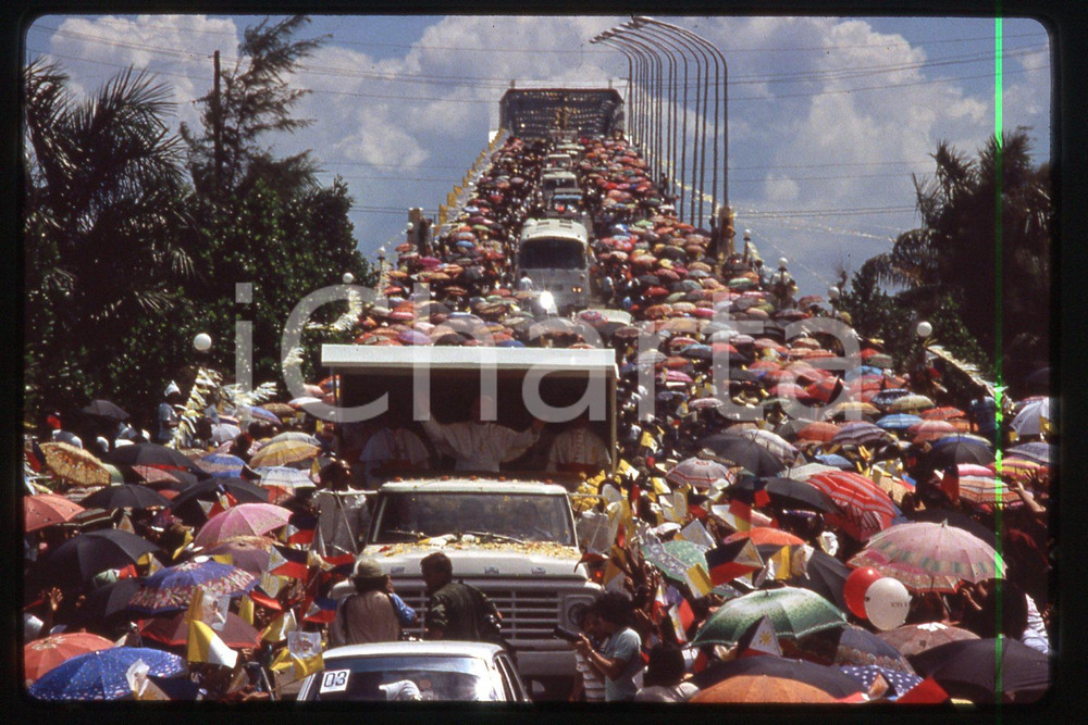 35mm vintage slide* 1995 CEBU ISLAND - PHILIPPINES Giovanni Paolo II  Diapositiva d'epoca, in formato 35 mm.CONDIZIONI: GOODE' severamente vietata la riproduzione. Tutti i diritti sono riservati.Nella diapositiva ICharta mette in vendita, sul negozio eBay e in esclusiva sul sito "icharta" il proprio archivio composto da numerose diapositive e negativi fotografici d'epoca, tutti originali e autentici, che attraversano la storia del costume italiano tra gli la fine degli anni Sessanta e Novanta.Si tratta di uno sguardo inedito sull'attualit&agrave;, la politica, la vita quotidiana, il gossip e la cultura, che fotografa il cambiamento della nazione in quest'ultimo scorcio del XX secolo. Un'occasione unica per il mercato del collezionismo, che vede finalmente disponibile un archivio eccezionale per vastit&agrave;, tematiche e condizioni, in un settore (il negativo fotografico e la diapositiva) di assoluta novit&agrave; e dalle interessanti prospettive di investimento.  FAIR/discreto   originale e autentica 1