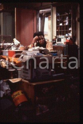 35mm vintage slide*1987 CINEMA "Bagdad Cafe" Marianne SAGEBRECHT, Cch POUNDER/22  Diapositiva d'epoca, in formato 35 mm.CONDIZIONI: GOODE' severamente vietata la riproduzione. Tutti i diritti sono riservati.Nella diapositiva ICharta mette in vendita, sul negozio eBay e in esclusiva sul sito "icharta" il proprio archivio composto da numerose diapositive e negativi fotografici d'epoca, tutti originali e autentici, che attraversano la storia del costume italiano tra gli la fine degli anni Sessanta e Novanta.Si tratta di uno sguardo inedito sull'attualit&agrave;, la politica, la vita quotidiana, il gossip e la cultura, che fotografa il cambiamento della nazione in quest'ultimo scorcio del XX secolo. Un'occasione unica per il mercato del collezionismo, che vede finalmente disponibile un archivio eccezionale per vastit&agrave;, tematiche e condizioni, in un settore (il negativo fotografico e la diapositiva) di assoluta novit&agrave; e dalle interessanti prospettive di investimento. GOOD/buono   originale e autentica 1