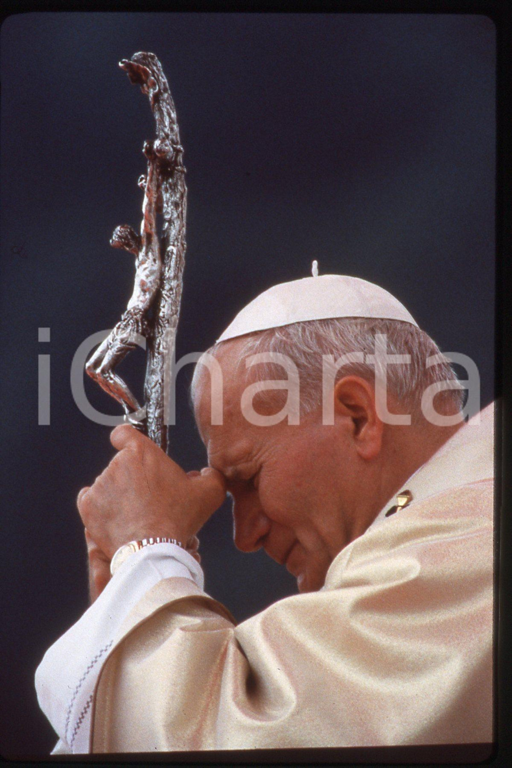 35mm vintage slide* 1988 VATICANO Papa GIOVANNI PAOLO II (2)  Diapositiva d'epoca, in formato 35 mm.CONDIZIONI: GOODE' severamente vietata la riproduzione. Tutti i diritti sono riservati.Nella diapositiva ICharta mette in vendita, sul negozio eBay e in esclusiva sul sito "icharta" il proprio archivio composto da numerose diapositive e negativi fotografici d'epoca, tutti originali e autentici, che attraversano la storia del costume italiano tra gli la fine degli anni Sessanta e Novanta.Si tratta di uno sguardo inedito sull'attualit&agrave;, la politica, la vita quotidiana, il gossip e la cultura, che fotografa il cambiamento della nazione in quest'ultimo scorcio del XX secolo. Un'occasione unica per il mercato del collezionismo, che vede finalmente disponibile un archivio eccezionale per vastit&agrave;, tematiche e condizioni, in un settore (il negativo fotografico e la diapositiva) di assoluta novit&agrave; e dalle interessanti prospettive di investimento.  FAIR/discreto   originale e autentica 1