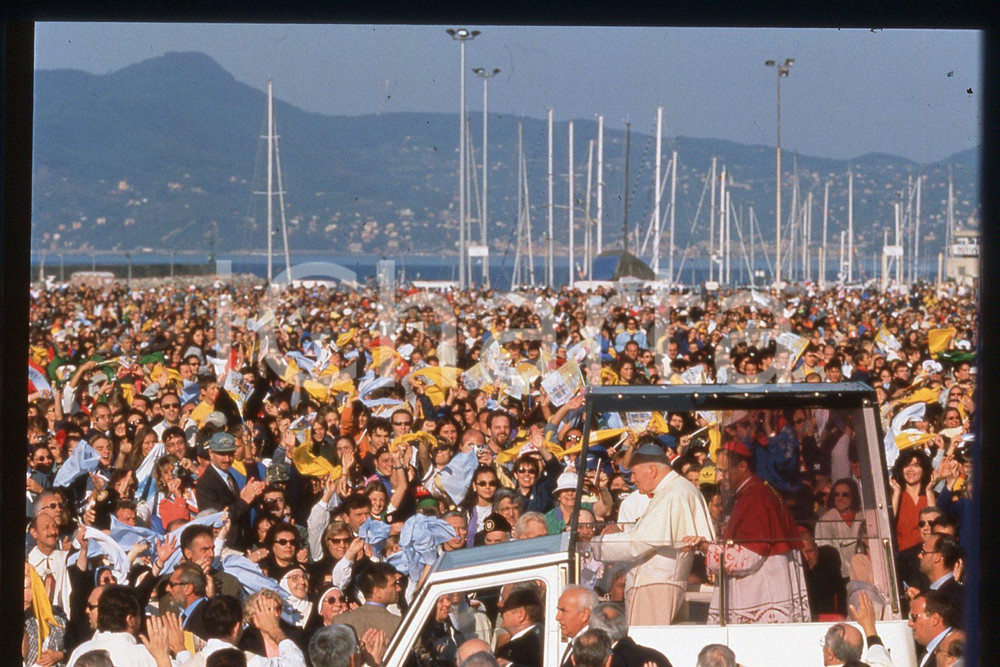 35mm vintage slide* 1998 CHIAVARI Papa Giovanni Paolo II su Papamobile  Diapositiva d'epoca, in formato 35 mm.CONDIZIONI: GOODE' severamente vietata la riproduzione. Tutti i diritti sono riservati.Nella diapositiva ICharta mette in vendita, sul negozio eBay e in esclusiva sul sito "icharta" il proprio archivio composto da numerose diapositive e negativi fotografici d'epoca, tutti originali e autentici, che attraversano la storia del costume italiano tra gli la fine degli anni Sessanta e Novanta.Si tratta di uno sguardo inedito sull'attualit&agrave;, la politica, la vita quotidiana, il gossip e la cultura, che fotografa il cambiamento della nazione in quest'ultimo scorcio del XX secolo. Un'occasione unica per il mercato del collezionismo, che vede finalmente disponibile un archivio eccezionale per vastit&agrave;, tematiche e condizioni, in un settore (il negativo fotografico e la diapositiva) di assoluta novit&agrave; e dalle interessanti prospettive di investimento.  GOOD/buono   originale e autentica 1