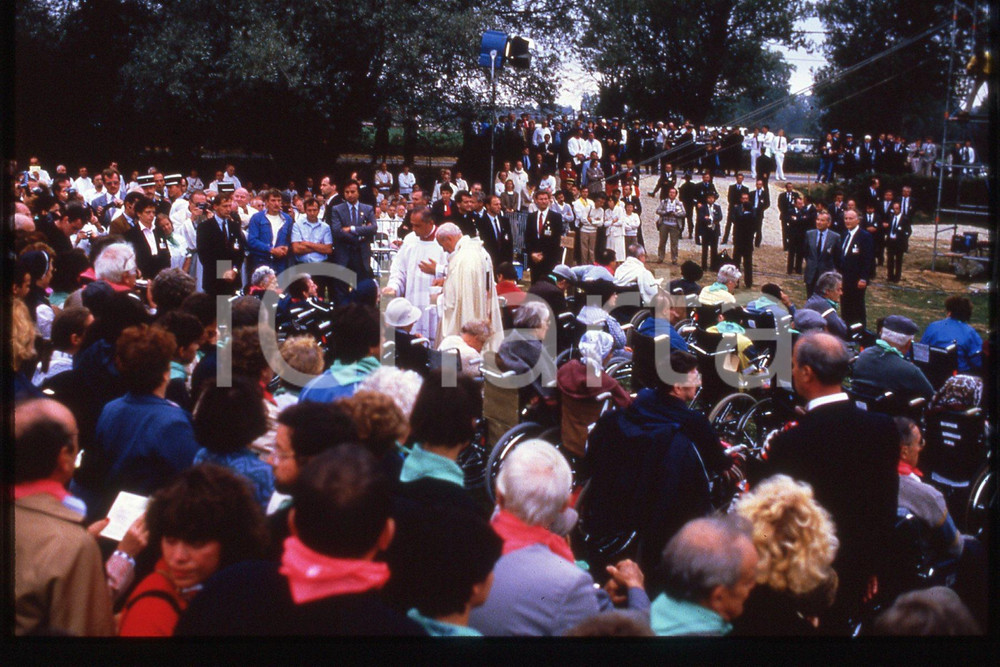 35mm vintage slide* 1986 ARS - FRANCE Papa GIOVANNI PAOLO II  Diapositiva d'epoca, in formato 35 mm.CONDIZIONI: GOODE' severamente vietata la riproduzione. Tutti i diritti sono riservati.Nella diapositiva ICharta mette in vendita, sul negozio eBay e in esclusiva sul sito "icharta" il proprio archivio composto da numerose diapositive e negativi fotografici d'epoca, tutti originali e autentici, che attraversano la storia del costume italiano tra gli la fine degli anni Sessanta e Novanta.Si tratta di uno sguardo inedito sull'attualit&agrave;, la politica, la vita quotidiana, il gossip e la cultura, che fotografa il cambiamento della nazione in quest'ultimo scorcio del XX secolo. Un'occasione unica per il mercato del collezionismo, che vede finalmente disponibile un archivio eccezionale per vastit&agrave;, tematiche e condizioni, in un settore (il negativo fotografico e la diapositiva) di assoluta novit&agrave; e dalle interessanti prospettive di investimento.  FAIR/discreto   originale e autentica 1