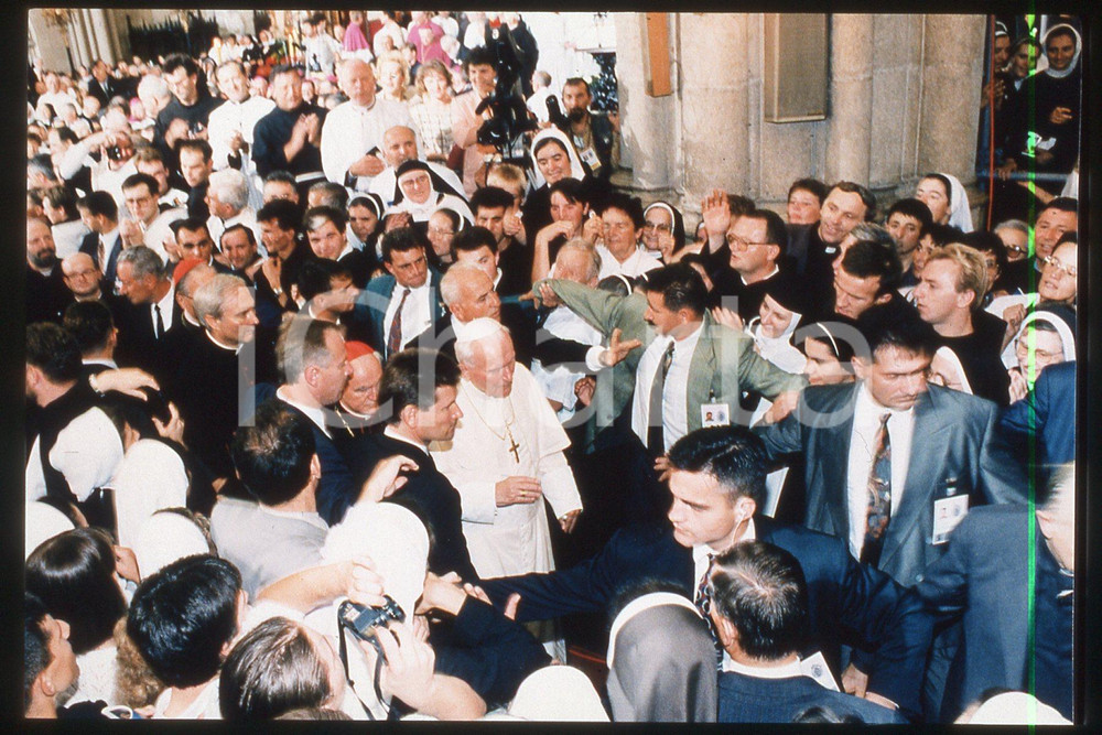 35mm vintage slide* 1994 ZAGREB Pope GIOVANNI PAOLO II (3)  Diapositiva d'epoca, in formato 35 mm.CONDIZIONI: GOODE' severamente vietata la riproduzione. Tutti i diritti sono riservati.Nella diapositiva ICharta mette in vendita, sul negozio eBay e in esclusiva sul sito "icharta" il proprio archivio composto da numerose diapositive e negativi fotografici d'epoca, tutti originali e autentici, che attraversano la storia del costume italiano tra gli la fine degli anni Sessanta e Novanta.Si tratta di uno sguardo inedito sull'attualit&agrave;, la politica, la vita quotidiana, il gossip e la cultura, che fotografa il cambiamento della nazione in quest'ultimo scorcio del XX secolo. Un'occasione unica per il mercato del collezionismo, che vede finalmente disponibile un archivio eccezionale per vastit&agrave;, tematiche e condizioni, in un settore (il negativo fotografico e la diapositiva) di assoluta novit&agrave; e dalle interessanti prospettive di investimento.  FAIR/discreto   originale e autentica 1