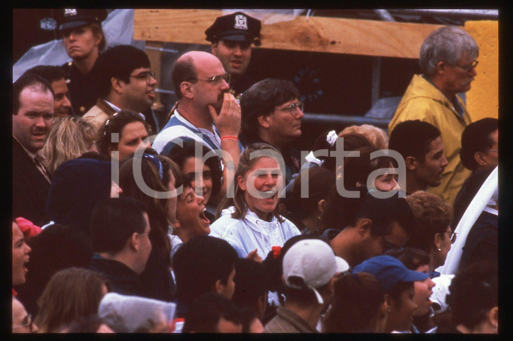 35mm vintage slide* 1995 NEW YORK Central Park - People waiting the Pope  Diapositiva d'epoca, in formato 35 mm.CONDIZIONI: GOODE' severamente vietata la riproduzione. Tutti i diritti sono riservati.Nella diapositiva ICharta mette in vendita, sul negozio eBay e in esclusiva sul sito "icharta" il proprio archivio composto da numerose diapositive e negativi fotografici d'epoca, tutti originali e autentici, che attraversano la storia del costume italiano tra gli la fine degli anni Sessanta e Novanta.Si tratta di uno sguardo inedito sull'attualit&agrave;, la politica, la vita quotidiana, il gossip e la cultura, che fotografa il cambiamento della nazione in quest'ultimo scorcio del XX secolo. Un'occasione unica per il mercato del collezionismo, che vede finalmente disponibile un archivio eccezionale per vastit&agrave;, tematiche e condizioni, in un settore (il negativo fotografico e la diapositiva) di assoluta novit&agrave; e dalle interessanti prospettive di investimento.  FAIR/discreto   originale e autentica 1