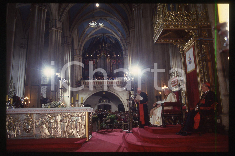 35mm vintage slide* 1994 ZAGREB Pope GIOVANNI PAOLO II (2)  Diapositiva d'epoca, in formato 35 mm.CONDIZIONI: GOODE' severamente vietata la riproduzione. Tutti i diritti sono riservati.Nella diapositiva ICharta mette in vendita, sul negozio eBay e in esclusiva sul sito "icharta" il proprio archivio composto da numerose diapositive e negativi fotografici d'epoca, tutti originali e autentici, che attraversano la storia del costume italiano tra gli la fine degli anni Sessanta e Novanta.Si tratta di uno sguardo inedito sull'attualit&agrave;, la politica, la vita quotidiana, il gossip e la cultura, che fotografa il cambiamento della nazione in quest'ultimo scorcio del XX secolo. Un'occasione unica per il mercato del collezionismo, che vede finalmente disponibile un archivio eccezionale per vastit&agrave;, tematiche e condizioni, in un settore (il negativo fotografico e la diapositiva) di assoluta novit&agrave; e dalle interessanti prospettive di investimento.  FAIR/discreto   originale e autentica 1