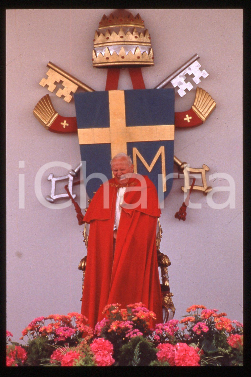 35mm vintage slide* 1995, Prague, Giovanni Paolo II, at the stadium  Diapositiva d'epoca, in formato 35 mm.CONDIZIONI: GOODE' severamente vietata la riproduzione. Tutti i diritti sono riservati.Nella diapositiva ICharta mette in vendita, sul negozio eBay e in esclusiva sul sito "icharta" il proprio archivio composto da numerose diapositive e negativi fotografici d'epoca, tutti originali e autentici, che attraversano la storia del costume italiano tra gli la fine degli anni Sessanta e Novanta.Si tratta di uno sguardo inedito sull'attualit&agrave;, la politica, la vita quotidiana, il gossip e la cultura, che fotografa il cambiamento della nazione in quest'ultimo scorcio del XX secolo. Un'occasione unica per il mercato del collezionismo, che vede finalmente disponibile un archivio eccezionale per vastit&agrave;, tematiche e condizioni, in un settore (il negativo fotografico e la diapositiva) di assoluta novit&agrave; e dalle interessanti prospettive di investimento.  FAIR/discreto   originale e autentica 1