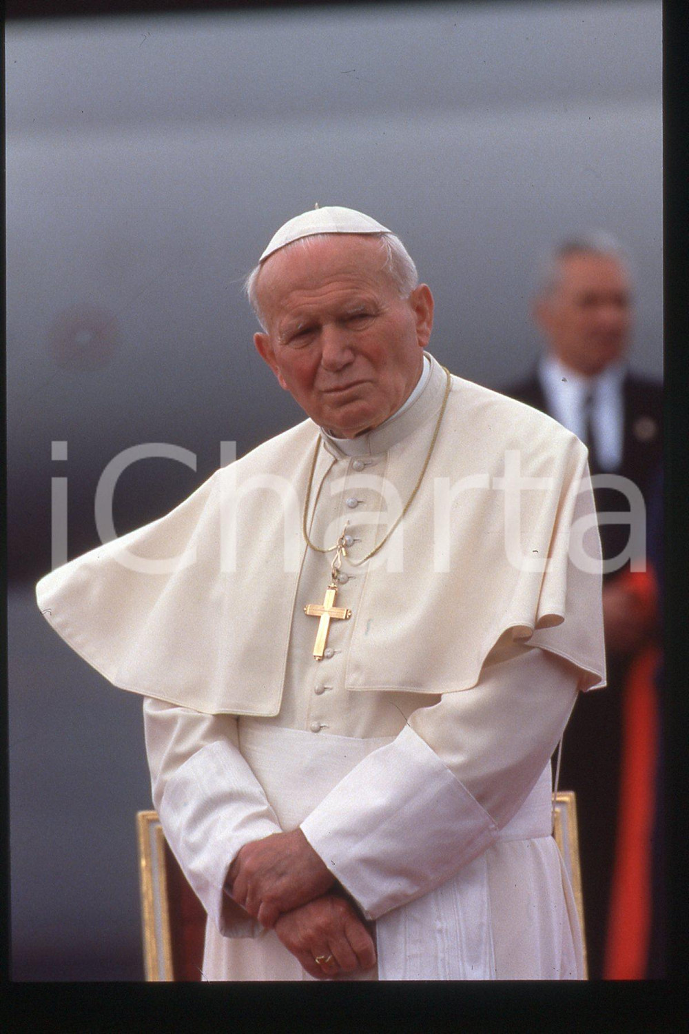35mm vintage slide* 1995, Prague, Giovanni Paolo II  Diapositiva d'epoca, in formato 35 mm.CONDIZIONI: GOODE' severamente vietata la riproduzione. Tutti i diritti sono riservati.Nella diapositiva ICharta mette in vendita, sul negozio eBay e in esclusiva sul sito "icharta" il proprio archivio composto da numerose diapositive e negativi fotografici d'epoca, tutti originali e autentici, che attraversano la storia del costume italiano tra gli la fine degli anni Sessanta e Novanta.Si tratta di uno sguardo inedito sull'attualit&agrave;, la politica, la vita quotidiana, il gossip e la cultura, che fotografa il cambiamento della nazione in quest'ultimo scorcio del XX secolo. Un'occasione unica per il mercato del collezionismo, che vede finalmente disponibile un archivio eccezionale per vastit&agrave;, tematiche e condizioni, in un settore (il negativo fotografico e la diapositiva) di assoluta novit&agrave; e dalle interessanti prospettive di investimento.  FAIR/discreto   originale e autentica 1