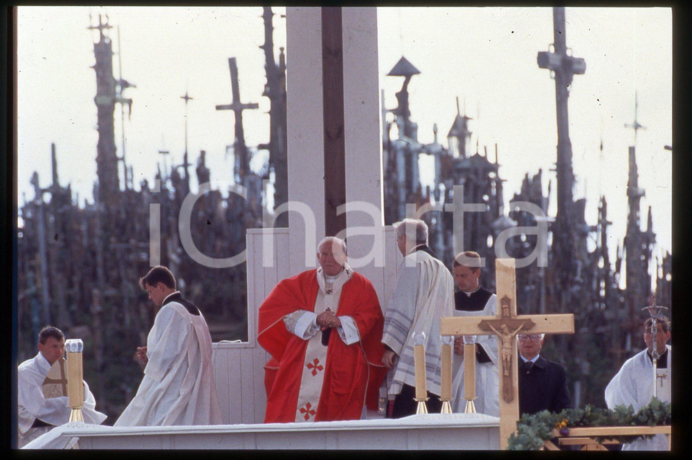 35mm vintage slide* 1993 Lithuania - Giovanni Paolo II - the mountain of crosses  Diapositiva d'epoca, in formato 35 mm.CONDIZIONI: GOODE' severamente vietata la riproduzione. Tutti i diritti sono riservati.Nella diapositiva ICharta mette in vendita, sul negozio eBay e in esclusiva sul sito "icharta" il proprio archivio composto da numerose diapositive e negativi fotografici d'epoca, tutti originali e autentici, che attraversano la storia del costume italiano tra gli la fine degli anni Sessanta e Novanta.Si tratta di uno sguardo inedito sull'attualit&agrave;, la politica, la vita quotidiana, il gossip e la cultura, che fotografa il cambiamento della nazione in quest'ultimo scorcio del XX secolo. Un'occasione unica per il mercato del collezionismo, che vede finalmente disponibile un archivio eccezionale per vastit&agrave;, tematiche e condizioni, in un settore (il negativo fotografico e la diapositiva) di assoluta novit&agrave; e dalle interessanti prospettive di investimento.  FAIR/discreto   originale e autentica 1