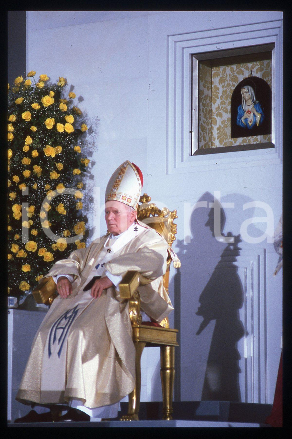 35mm vintage slide* 1994 CATANIA Giovanni Paolo II - Madonna del pianto (12)  Diapositiva d'epoca, in formato 35 mm.CONDIZIONI: GOODE' severamente vietata la riproduzione. Tutti i diritti sono riservati.Nella diapositiva ICharta mette in vendita, sul negozio eBay e in esclusiva sul sito "icharta" il proprio archivio composto da numerose diapositive e negativi fotografici d'epoca, tutti originali e autentici, che attraversano la storia del costume italiano tra gli la fine degli anni Sessanta e Novanta.Si tratta di uno sguardo inedito sull'attualit&agrave;, la politica, la vita quotidiana, il gossip e la cultura, che fotografa il cambiamento della nazione in quest'ultimo scorcio del XX secolo. Un'occasione unica per il mercato del collezionismo, che vede finalmente disponibile un archivio eccezionale per vastit&agrave;, tematiche e condizioni, in un settore (il negativo fotografico e la diapositiva) di assoluta novit&agrave; e dalle interessanti prospettive di investimento.  FAIR/discreto   originale e autentica 1