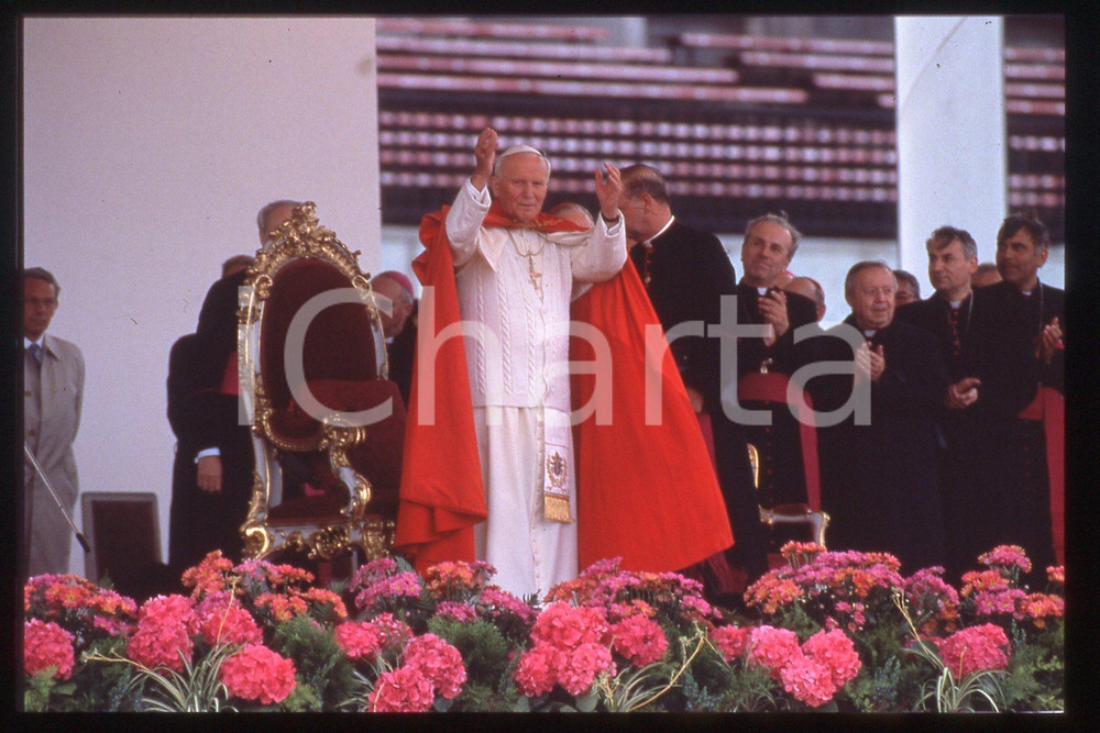35mm vintage slide* 1995, Prague, strahuv stadium, Giovanni Paolo II  Diapositiva d'epoca, in formato 35 mm.CONDIZIONI: GOODE' severamente vietata la riproduzione. Tutti i diritti sono riservati.Nella diapositiva ICharta mette in vendita, sul negozio eBay e in esclusiva sul sito "icharta" il proprio archivio composto da numerose diapositive e negativi fotografici d'epoca, tutti originali e autentici, che attraversano la storia del costume italiano tra gli la fine degli anni Sessanta e Novanta.Si tratta di uno sguardo inedito sull'attualit&agrave;, la politica, la vita quotidiana, il gossip e la cultura, che fotografa il cambiamento della nazione in quest'ultimo scorcio del XX secolo. Un'occasione unica per il mercato del collezionismo, che vede finalmente disponibile un archivio eccezionale per vastit&agrave;, tematiche e condizioni, in un settore (il negativo fotografico e la diapositiva) di assoluta novit&agrave; e dalle interessanti prospettive di investimento.  FAIR/discreto   originale e autentica 1