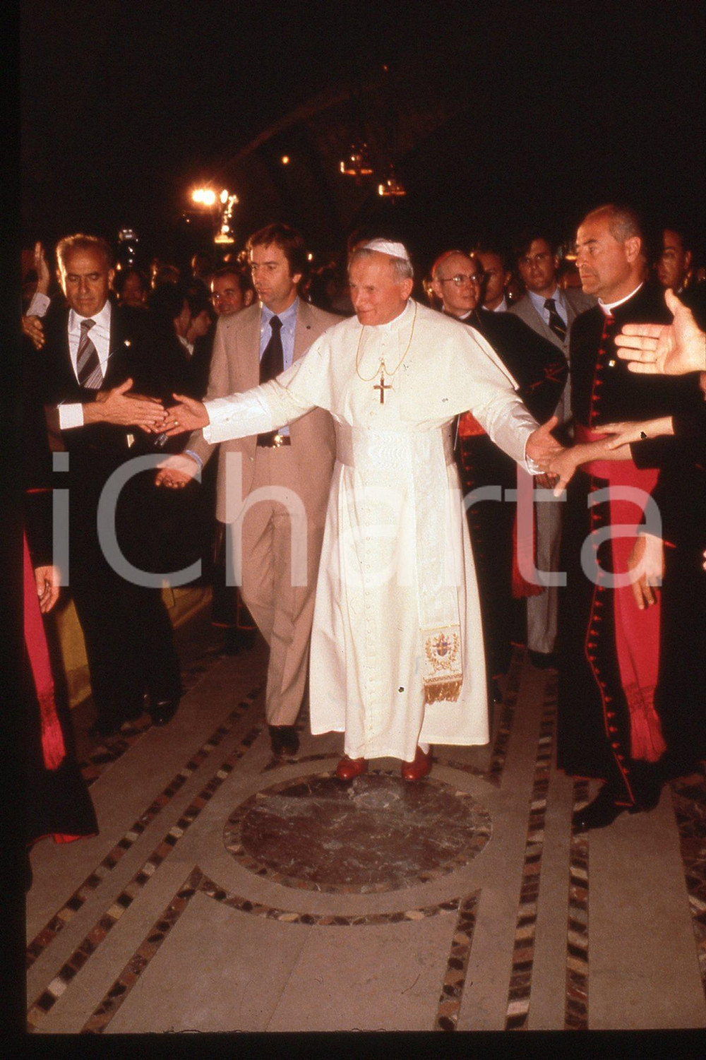 35mm vintage slide*  1979 WASHINGTON DC Giovanni Paolo II (2)  Diapositiva d'epoca, in formato 35 mm.CONDIZIONI: GOODE' severamente vietata la riproduzione. Tutti i diritti sono riservati.Nella diapositiva ICharta mette in vendita, sul negozio eBay e in esclusiva sul sito "icharta" il proprio archivio composto da numerose diapositive e negativi fotografici d'epoca, tutti originali e autentici, che attraversano la storia del costume italiano tra gli la fine degli anni Sessanta e Novanta.Si tratta di uno sguardo inedito sull'attualit&agrave;, la politica, la vita quotidiana, il gossip e la cultura, che fotografa il cambiamento della nazione in quest'ultimo scorcio del XX secolo. Un'occasione unica per il mercato del collezionismo, che vede finalmente disponibile un archivio eccezionale per vastit&agrave;, tematiche e condizioni, in un settore (il negativo fotografico e la diapositiva) di assoluta novit&agrave; e dalle interessanti prospettive di investimento.  FAIR/discreto   originale e autentica 1