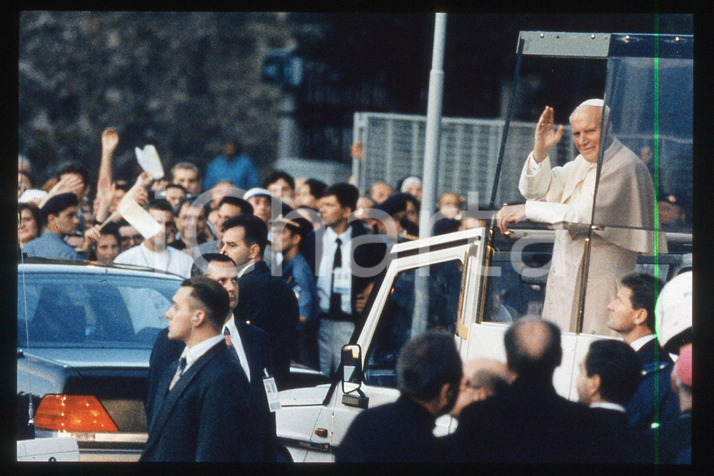 35mm vintage slide* 1994 ZAGREB Pope GIOVANNI PAOLO II on Popemobile  Diapositiva d'epoca, in formato 35 mm.CONDIZIONI: GOODE' severamente vietata la riproduzione. Tutti i diritti sono riservati.Nella diapositiva ICharta mette in vendita, sul negozio eBay e in esclusiva sul sito "icharta" il proprio archivio composto da numerose diapositive e negativi fotografici d'epoca, tutti originali e autentici, che attraversano la storia del costume italiano tra gli la fine degli anni Sessanta e Novanta.Si tratta di uno sguardo inedito sull'attualit&agrave;, la politica, la vita quotidiana, il gossip e la cultura, che fotografa il cambiamento della nazione in quest'ultimo scorcio del XX secolo. Un'occasione unica per il mercato del collezionismo, che vede finalmente disponibile un archivio eccezionale per vastit&agrave;, tematiche e condizioni, in un settore (il negativo fotografico e la diapositiva) di assoluta novit&agrave; e dalle interessanti prospettive di investimento.  FAIR/discreto   originale e autentica 1