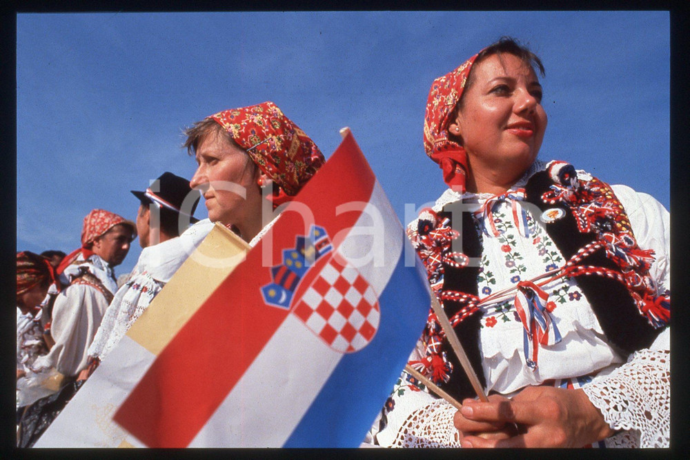 35mm vintage slide* 1994 Zagreb Hippodrome, mass, Giovanni Paolo II people  Diapositiva d'epoca, in formato 35 mm.CONDIZIONI: GOODE' severamente vietata la riproduzione. Tutti i diritti sono riservati.Nella diapositiva ICharta mette in vendita, sul negozio eBay e in esclusiva sul sito "icharta" il proprio archivio composto da numerose diapositive e negativi fotografici d'epoca, tutti originali e autentici, che attraversano la storia del costume italiano tra gli la fine degli anni Sessanta e Novanta.Si tratta di uno sguardo inedito sull'attualit&agrave;, la politica, la vita quotidiana, il gossip e la cultura, che fotografa il cambiamento della nazione in quest'ultimo scorcio del XX secolo. Un'occasione unica per il mercato del collezionismo, che vede finalmente disponibile un archivio eccezionale per vastit&agrave;, tematiche e condizioni, in un settore (il negativo fotografico e la diapositiva) di assoluta novit&agrave; e dalle interessanti prospettive di investimento.  FAIR/discreto   originale e autentica 1