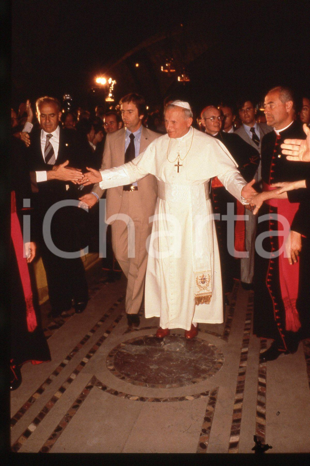 35mm vintage slide* 1979 WASHINGTON DC Giovanni Paolo II  Diapositiva d'epoca, in formato 35 mm.CONDIZIONI: GOODE' severamente vietata la riproduzione. Tutti i diritti sono riservati.Nella diapositiva ICharta mette in vendita, sul negozio eBay e in esclusiva sul sito "icharta" il proprio archivio composto da numerose diapositive e negativi fotografici d'epoca, tutti originali e autentici, che attraversano la storia del costume italiano tra gli la fine degli anni Sessanta e Novanta.Si tratta di uno sguardo inedito sull'attualit&agrave;, la politica, la vita quotidiana, il gossip e la cultura, che fotografa il cambiamento della nazione in quest'ultimo scorcio del XX secolo. Un'occasione unica per il mercato del collezionismo, che vede finalmente disponibile un archivio eccezionale per vastit&agrave;, tematiche e condizioni, in un settore (il negativo fotografico e la diapositiva) di assoluta novit&agrave; e dalle interessanti prospettive di investimento.  FAIR/discreto   originale e autentica 1