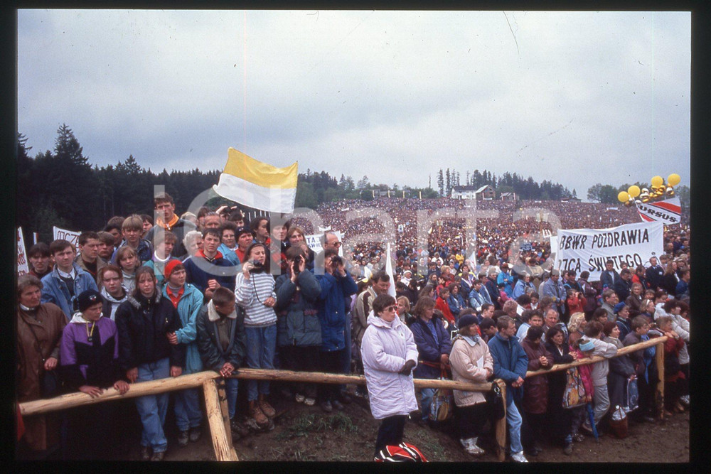 35mm vintage slide* 1995, Poland, Giovanni Paolo II, people  Diapositiva d'epoca, in formato 35 mm.CONDIZIONI: GOODE' severamente vietata la riproduzione. Tutti i diritti sono riservati.Nella diapositiva ICharta mette in vendita, sul negozio eBay e in esclusiva sul sito "icharta" il proprio archivio composto da numerose diapositive e negativi fotografici d'epoca, tutti originali e autentici, che attraversano la storia del costume italiano tra gli la fine degli anni Sessanta e Novanta.Si tratta di uno sguardo inedito sull'attualit&agrave;, la politica, la vita quotidiana, il gossip e la cultura, che fotografa il cambiamento della nazione in quest'ultimo scorcio del XX secolo. Un'occasione unica per il mercato del collezionismo, che vede finalmente disponibile un archivio eccezionale per vastit&agrave;, tematiche e condizioni, in un settore (il negativo fotografico e la diapositiva) di assoluta novit&agrave; e dalle interessanti prospettive di investimento.  FAIR/discreto   originale e autentica 1