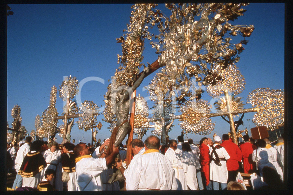 35mm vintage slide* 1998 CHIAVARI Decorazioni per la visita di Giovanni Paolo II  Diapositiva d'epoca, in formato 35 mm.CONDIZIONI: GOODE' severamente vietata la riproduzione. Tutti i diritti sono riservati.Nella diapositiva ICharta mette in vendita, sul negozio eBay e in esclusiva sul sito "icharta" il proprio archivio composto da numerose diapositive e negativi fotografici d'epoca, tutti originali e autentici, che attraversano la storia del costume italiano tra gli la fine degli anni Sessanta e Novanta.Si tratta di uno sguardo inedito sull'attualit&agrave;, la politica, la vita quotidiana, il gossip e la cultura, che fotografa il cambiamento della nazione in quest'ultimo scorcio del XX secolo. Un'occasione unica per il mercato del collezionismo, che vede finalmente disponibile un archivio eccezionale per vastit&agrave;, tematiche e condizioni, in un settore (il negativo fotografico e la diapositiva) di assoluta novit&agrave; e dalle interessanti prospettive di investimento.   FAIR/discreto   originale e autentica 1