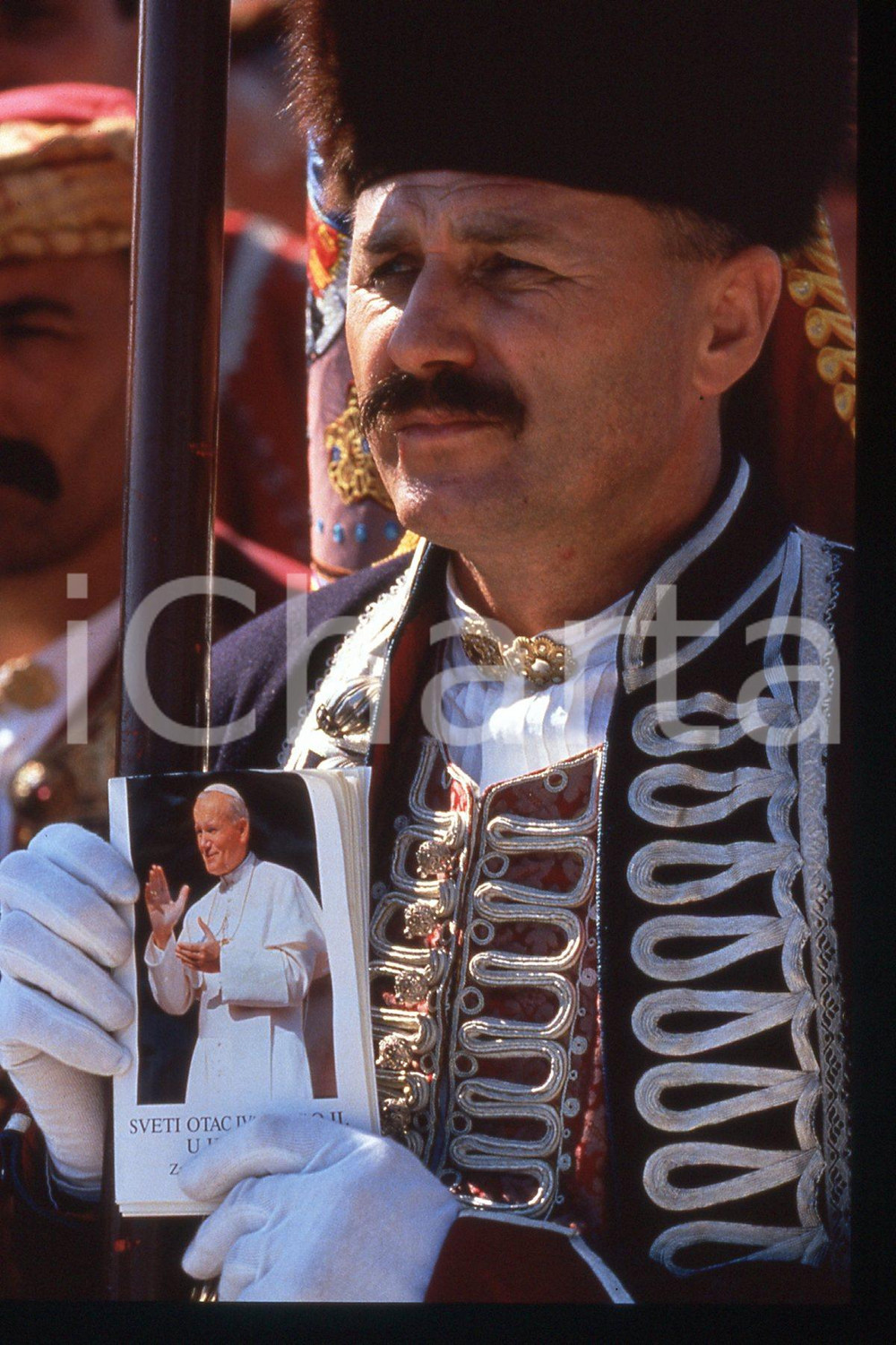 35mm vintage slide*1994 Zagreb Hippodrome Giovanni Paolo II people at the mass-2  Diapositiva d'epoca, in formato 35 mm.CONDIZIONI: GOODE' severamente vietata la riproduzione. Tutti i diritti sono riservati.Nella diapositiva ICharta mette in vendita, sul negozio eBay e in esclusiva sul sito "icharta" il proprio archivio composto da numerose diapositive e negativi fotografici d'epoca, tutti originali e autentici, che attraversano la storia del costume italiano tra gli la fine degli anni Sessanta e Novanta.Si tratta di uno sguardo inedito sull'attualit&agrave;, la politica, la vita quotidiana, il gossip e la cultura, che fotografa il cambiamento della nazione in quest'ultimo scorcio del XX secolo. Un'occasione unica per il mercato del collezionismo, che vede finalmente disponibile un archivio eccezionale per vastit&agrave;, tematiche e condizioni, in un settore (il negativo fotografico e la diapositiva) di assoluta novit&agrave; e dalle interessanti prospettive di investimento.  FAIR/discreto   originale e autentica 1