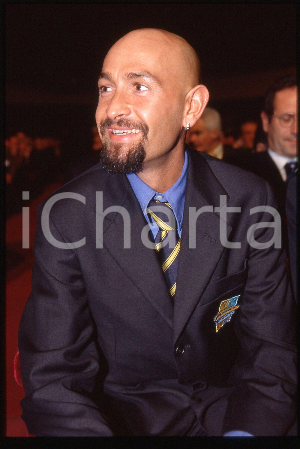 Marco PANTANI - Presentazione GIRO D'ITALIA 1999 - 35 mm vintage slide 21 Diapositiva d'epoca, in formato 35 mm.CONDIZIONI: GOODE' severamente vietata la riproduzione. Tutti i diritti sono riservati. ICharta mette in vendita, sul negozio eBay e in esclusiva sul sito "icharta" il proprio archivio composto da numerose diapositive e negativi fotografici d'epoca, tutti originali e autentici, che attraversano la storia del costume italiano tra gli la fine degli anni Sessanta e Novanta.Si tratta di uno sguardo inedito sull'attualità, la politica, la vita quotidiana, il gossip e la cultura, che fotografa il cambiamento della nazione in quest'ultimo scorcio del XX secolo. Un'occasione unica per il mercato del collezionismo, che vede finalmente disponibile un archivio eccezionale per vastità, tematiche e condizioni, in un settore (il negativo fotografico e la diapositiva) di assoluta novità e dalle interessanti prospettive di investimento.  GOOD/buono   originale e autentica 1