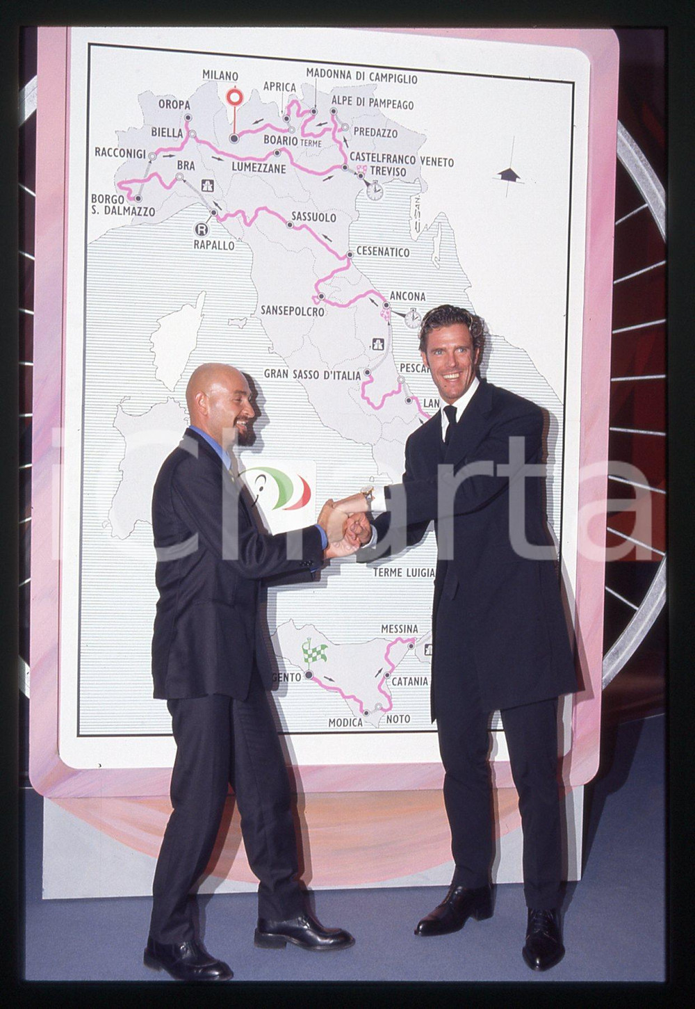 Marco PANTANI e Mario CIPOLLINI - GIRO D'ITALIA 1999 - 35 mm vintage slide 4 Diapositiva d'epoca, in formato 35 mm.CONDIZIONI: GOODE' severamente vietata la riproduzione. Tutti i diritti sono riservati. ICharta mette in vendita, sul negozio eBay e in esclusiva sul sito "icharta" il proprio archivio composto da numerose diapositive e negativi fotografici d'epoca, tutti originali e autentici, che attraversano la storia del costume italiano tra gli la fine degli anni Sessanta e Novanta.Si tratta di uno sguardo inedito sull'attualità, la politica, la vita quotidiana, il gossip e la cultura, che fotografa il cambiamento della nazione in quest'ultimo scorcio del XX secolo. Un'occasione unica per il mercato del collezionismo, che vede finalmente disponibile un archivio eccezionale per vastità, tematiche e condizioni, in un settore (il negativo fotografico e la diapositiva) di assoluta novità e dalle interessanti prospettive di investimento.  GOOD/buono   originale e autentica 1