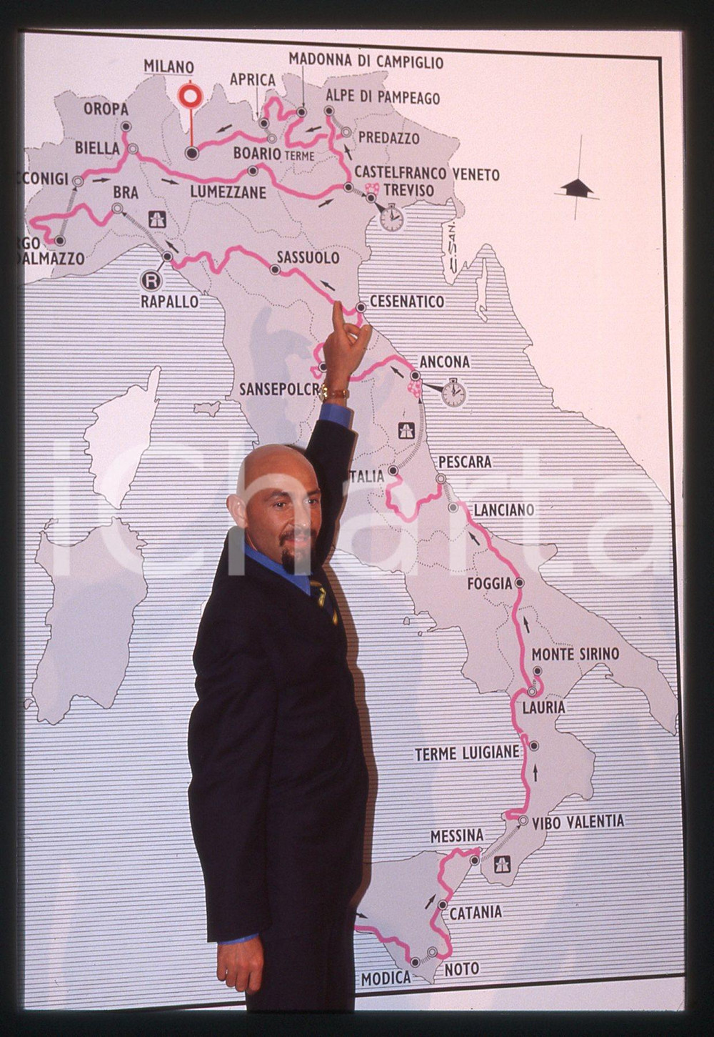 Marco PANTANI - Presentazione GIRO D'ITALIA 1999 - 35 mm vintage slide 22 Diapositiva d'epoca, in formato 35 mm.CONDIZIONI: GOODE' severamente vietata la riproduzione. Tutti i diritti sono riservati.ICharta mette in vendita, sul negozio eBay e in esclusiva sul sito "icharta" il proprio archivio composto da numerose diapositive e negativi fotografici d'epoca, tutti originali e autentici, che attraversano la storia del costume italiano tra gli la fine degli anni Sessanta e Novanta.Si tratta di uno sguardo inedito sull'attualità, la politica, la vita quotidiana, il gossip e la cultura, che fotografa il cambiamento della nazione in quest'ultimo scorcio del XX secolo. Un'occasione unica per il mercato del collezionismo, che vede finalmente disponibile un archivio eccezionale per vastità, tematiche e condizioni, in un settore (il negativo fotografico e la diapositiva) di assoluta novità e dalle interessanti prospettive di investimento.  GOOD/buono   originale e autentica 1