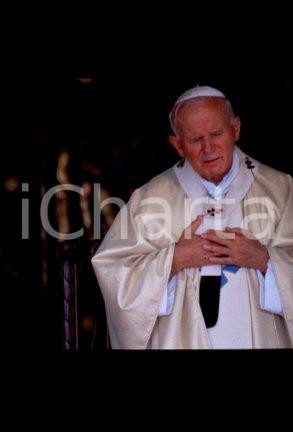 35mm vintage slide* 1992, SANTO DOMINGO, speech of Giovanni Paolo II at the mass  Diapositiva d'epoca, in formato 35 mm.CONDIZIONI: GOODE' severamente vietata la riproduzione. Tutti i diritti sono riservati.Nella diapositiva ICharta mette in vendita, sul negozio eBay e in esclusiva sul sito "icharta" il proprio archivio composto da numerose diapositive e negativi fotografici d'epoca, tutti originali e autentici, che attraversano la storia del costume italiano tra gli la fine degli anni Sessanta e Novanta.Si tratta di uno sguardo inedito sull'attualit&agrave;, la politica, la vita quotidiana, il gossip e la cultura, che fotografa il cambiamento della nazione in quest'ultimo scorcio del XX secolo. Un'occasione unica per il mercato del collezionismo, che vede finalmente disponibile un archivio eccezionale per vastit&agrave;, tematiche e condizioni, in un settore (il negativo fotografico e la diapositiva) di assoluta novit&agrave; e dalle interessanti prospettive di investimento.  FAIR/discreto   originale e autentica 1