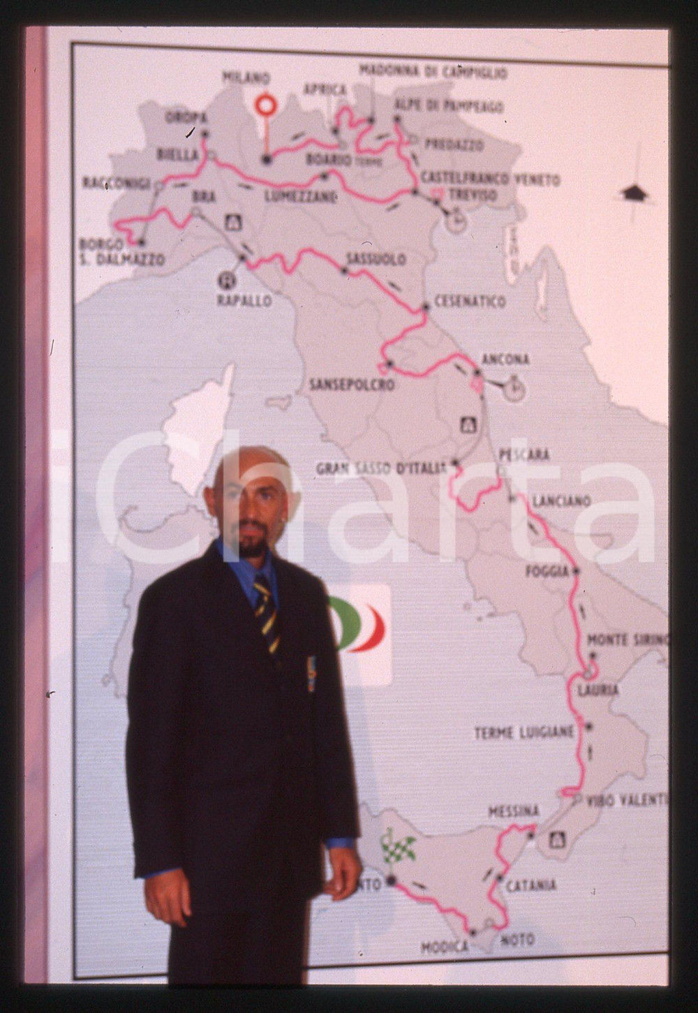 Marco PANTANI - Presentazione GIRO D'ITALIA 1999 - 35 mm vintage slide 24 Diapositiva d'epoca, in formato 35 mm.CONDIZIONI: GOODE' severamente vietata la riproduzione. Tutti i diritti sono riservati.ICharta mette in vendita, sul negozio eBay e in esclusiva sul sito "icharta" il proprio archivio composto da numerose diapositive e negativi fotografici d'epoca, tutti originali e autentici, che attraversano la storia del costume italiano tra gli la fine degli anni Sessanta e Novanta.Si tratta di uno sguardo inedito sull'attualità, la politica, la vita quotidiana, il gossip e la cultura, che fotografa il cambiamento della nazione in quest'ultimo scorcio del XX secolo. Un'occasione unica per il mercato del collezionismo, che vede finalmente disponibile un archivio eccezionale per vastità, tematiche e condizioni, in un settore (il negativo fotografico e la diapositiva) di assoluta novità e dalle interessanti prospettive di investimento.  GOOD/buono   originale e autentica 1