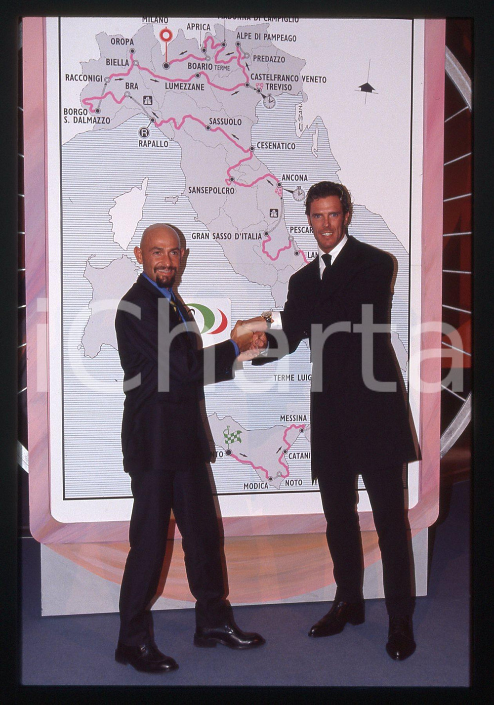 Marco PANTANI e Mario CIPOLLINI - GIRO D'ITALIA 1999 - 35 mm vintage slide 5 Diapositiva d'epoca, in formato 35 mm.CONDIZIONI: GOODE' severamente vietata la riproduzione. Tutti i diritti sono riservati. ICharta mette in vendita, sul negozio eBay e in esclusiva sul sito "icharta" il proprio archivio composto da numerose diapositive e negativi fotografici d'epoca, tutti originali e autentici, che attraversano la storia del costume italiano tra gli la fine degli anni Sessanta e Novanta.Si tratta di uno sguardo inedito sull'attualità, la politica, la vita quotidiana, il gossip e la cultura, che fotografa il cambiamento della nazione in quest'ultimo scorcio del XX secolo. Un'occasione unica per il mercato del collezionismo, che vede finalmente disponibile un archivio eccezionale per vastità, tematiche e condizioni, in un settore (il negativo fotografico e la diapositiva) di assoluta novità e dalle interessanti prospettive di investimento.  GOOD/buono   originale e autentica 1