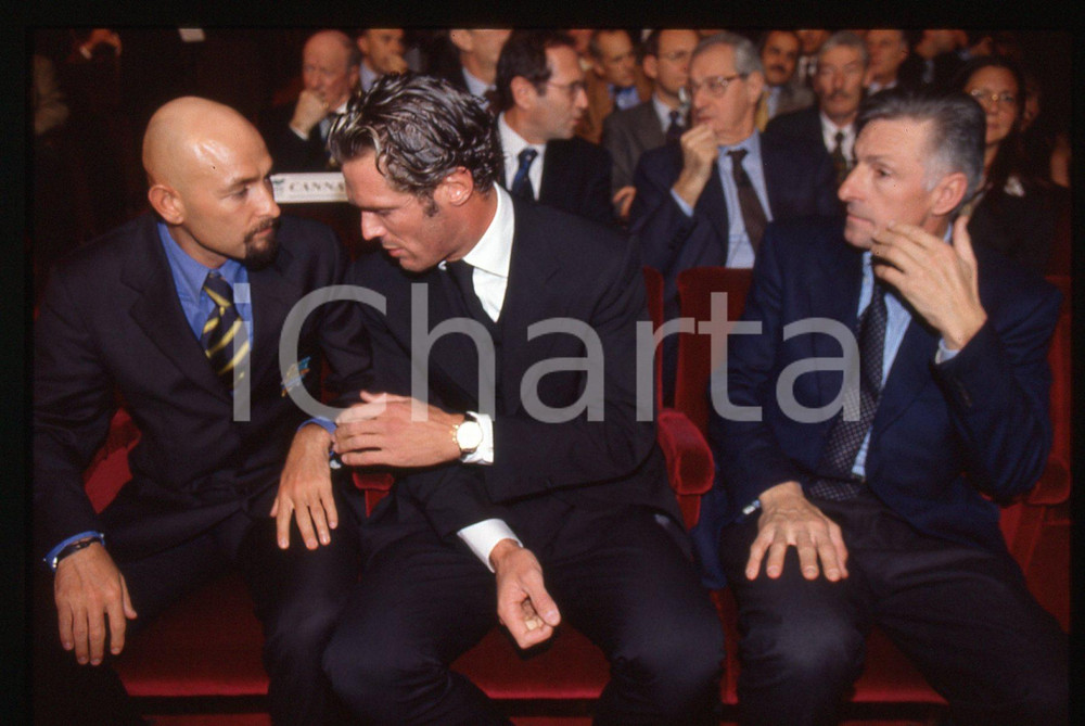 Marco PANTANI e Francesco MOSER - GIRO D'ITALIA 1999 - 35 mm vintage slide 2 Nella diapositiva sono inoltre presenti Mario Cipollini e Cesare Romiti.Diapositiva d'epoca, in formato 35 mm.CONDIZIONI: GOODE' severamente vietata la riproduzione. Tutti i diritti sono riservati.ICharta mette in vendita, sul negozio eBay e in esclusiva sul sito "icharta" il proprio archivio composto da numerose diapositive e negativi fotografici d'epoca, tutti originali e autentici, che attraversano la storia del costume italiano tra gli la fine degli anni Sessanta e Novanta.Si tratta di uno sguardo inedito sull'attualità, la politica, la vita quotidiana, il gossip e la cultura, che fotografa il cambiamento della nazione in quest'ultimo scorcio del XX secolo. Un'occasione unica per il mercato del collezionismo, che vede finalmente disponibile un archivio eccezionale per vastità, tematiche e condizioni, in un settore (il negativo fotografico e la diapositiva) di assoluta novità e dalle interessanti prospettive di investimento.  GOOD/buono   originale e autentica 1