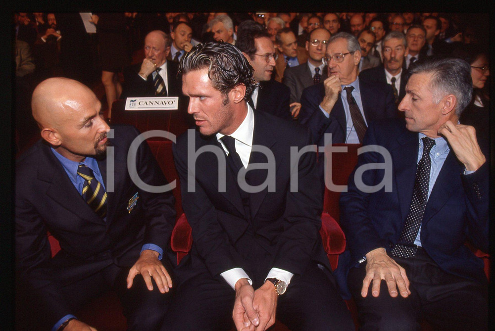 Marco PANTANI e Francesco MOSER - GIRO D'ITALIA 1999 - 35 mm vintage slide 3 Nella diapositiva sono inoltre presenti Mario Cipollini e Cesare Romiti.Diapositiva d'epoca, in formato 35 mm.CONDIZIONI: GOODE' severamente vietata la riproduzione. Tutti i diritti sono riservati.ICharta mette in vendita, sul negozio eBay e in esclusiva sul sito "icharta" il proprio archivio composto da numerose diapositive e negativi fotografici d'epoca, tutti originali e autentici, che attraversano la storia del costume italiano tra gli la fine degli anni Sessanta e Novanta.Si tratta di uno sguardo inedito sull'attualità, la politica, la vita quotidiana, il gossip e la cultura, che fotografa il cambiamento della nazione in quest'ultimo scorcio del XX secolo. Un'occasione unica per il mercato del collezionismo, che vede finalmente disponibile un archivio eccezionale per vastità, tematiche e condizioni, in un settore (il negativo fotografico e la diapositiva) di assoluta novità e dalle interessanti prospettive di investimento.  GOOD/buono   originale e autentica 1