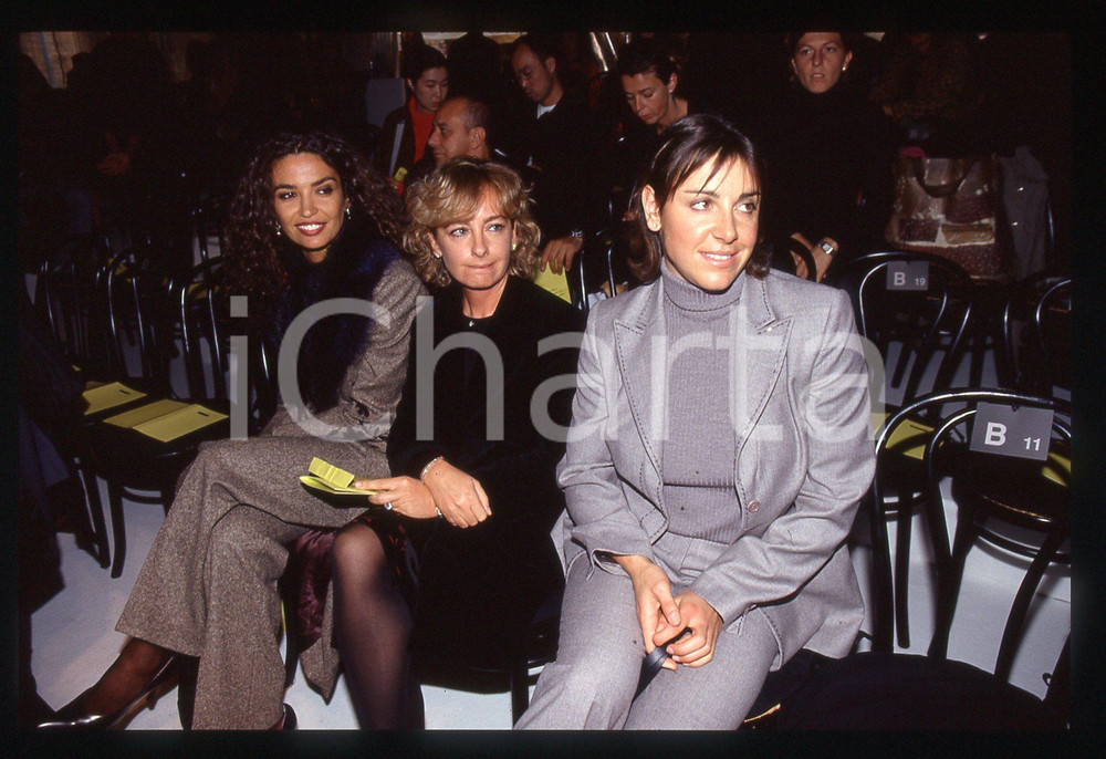 Deborah COMPAGNONI e Afef JNIFEN - Sfilata ICEBERG - 1995 ca 35 mm vintage slide Diapositiva d'epoca, in formato 35 mm.CONDIZIONI: GOODE' severamente vietata la riproduzione. Tutti i diritti sono riservati.ICharta mette in vendita, sul negozio eBay e in esclusiva sul sito "icharta" il proprio archivio composto da numerose diapositive e negativi fotografici d'epoca, tutti originali e autentici, che attraversano la storia del costume italiano tra gli la fine degli anni Sessanta e Novanta.Si tratta di uno sguardo inedito sull'attualità, la politica, la vita quotidiana, il gossip e la cultura, che fotografa il cambiamento della nazione in quest'ultimo scorcio del XX secolo. Un'occasione unica per il mercato del collezionismo, che vede finalmente disponibile un archivio eccezionale per vastità, tematiche e condizioni, in un settore (il negativo fotografico e la diapositiva) di assoluta novità e dalle interessanti prospettive di investimento.  GOOD/buono   originale e autentica 1