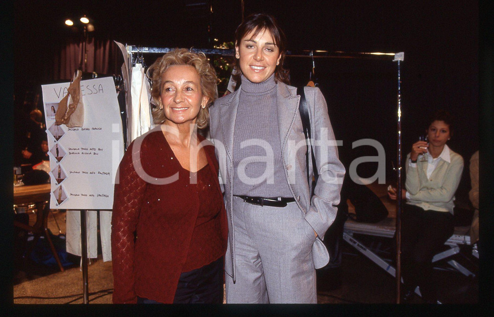 Deborah COMPAGNONI Giuliana MARCHINI Sfilata ICEBERG 1995 ca 35 mm vintage slide Diapositiva d'epoca, in formato 35 mm.CONDIZIONI: GOODE' severamente vietata la riproduzione. Tutti i diritti sono riservati.ICharta mette in vendita, sul negozio eBay e in esclusiva sul sito "icharta" il proprio archivio composto da numerose diapositive e negativi fotografici d'epoca, tutti originali e autentici, che attraversano la storia del costume italiano tra gli la fine degli anni Sessanta e Novanta.Si tratta di uno sguardo inedito sull'attualità, la politica, la vita quotidiana, il gossip e la cultura, che fotografa il cambiamento della nazione in quest'ultimo scorcio del XX secolo. Un'occasione unica per il mercato del collezionismo, che vede finalmente disponibile un archivio eccezionale per vastità, tematiche e condizioni, in un settore (il negativo fotografico e la diapositiva) di assoluta novità e dalle interessanti prospettive di investimento.  GOOD/buono   originale e autentica 1